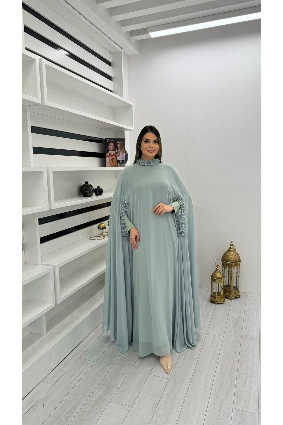White Corner 3211 YAKA VE KOL ÇİÇEK DETAYLI ŞİFON ELBİSE