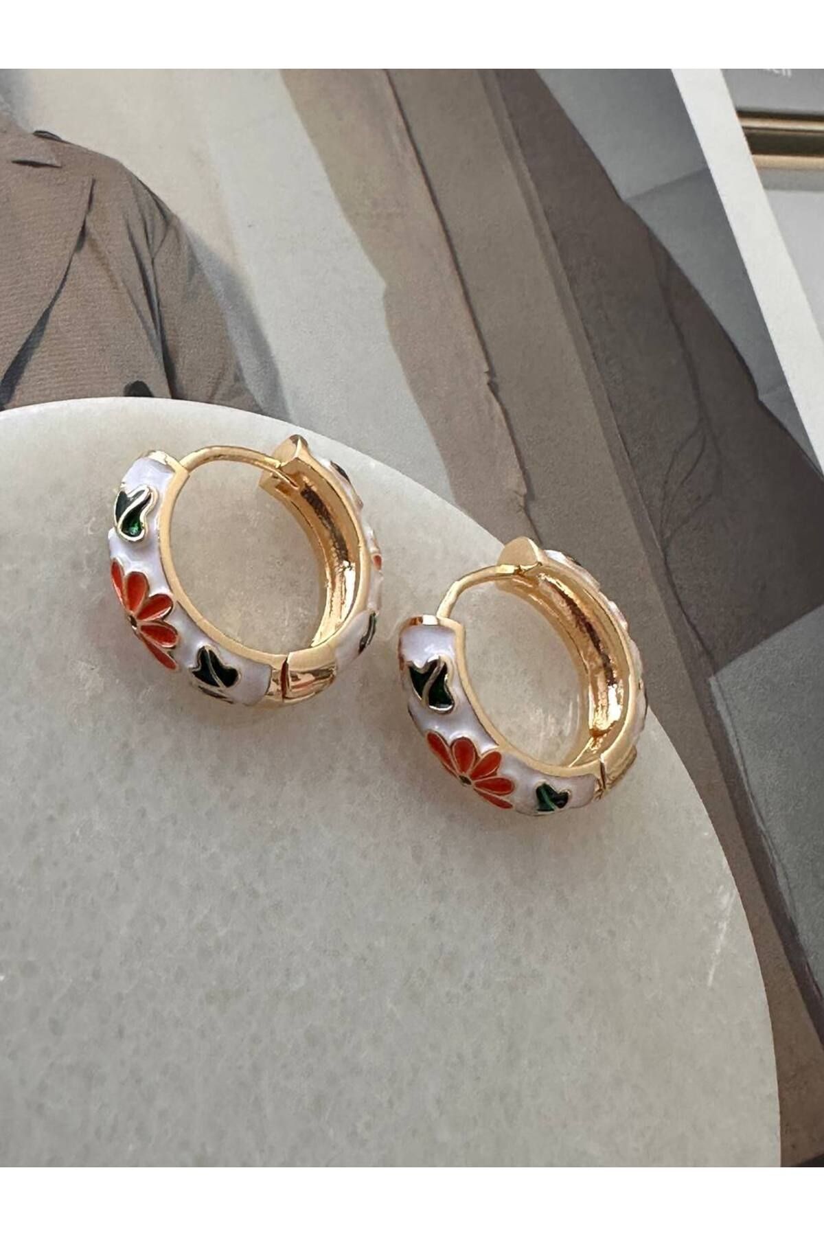 Esmeray Aksesuar Gold Renk Rodyum Kaplama Renkli Mineli Çiçek Figürlü Halka Küpe Genişlik 2 cm.