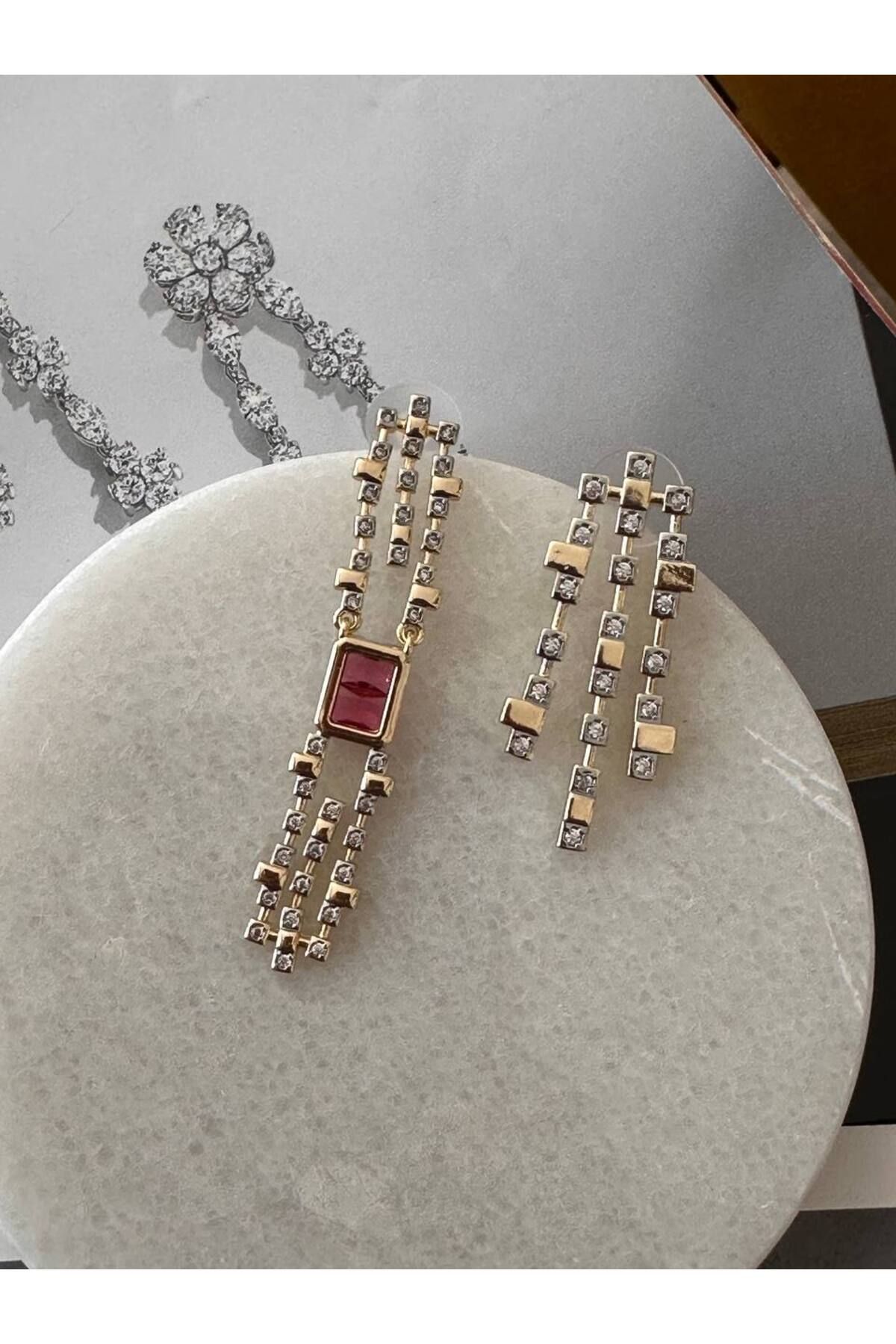 Esmeray Aksesuar Gold Renk Zirkon Pembe ve Beyaz Taşlı Rodyum Kaplama Vip Seri 2 Farklı Tasarım Küpe Uzunluk 5,5 cm.