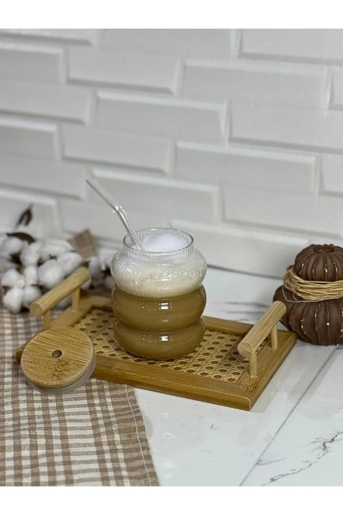 DEZİ Bambu Kapaklı Pipetli Kahve Bardağı – Ripple Model 700ML Borosilikat Cam Sunum Bardağı