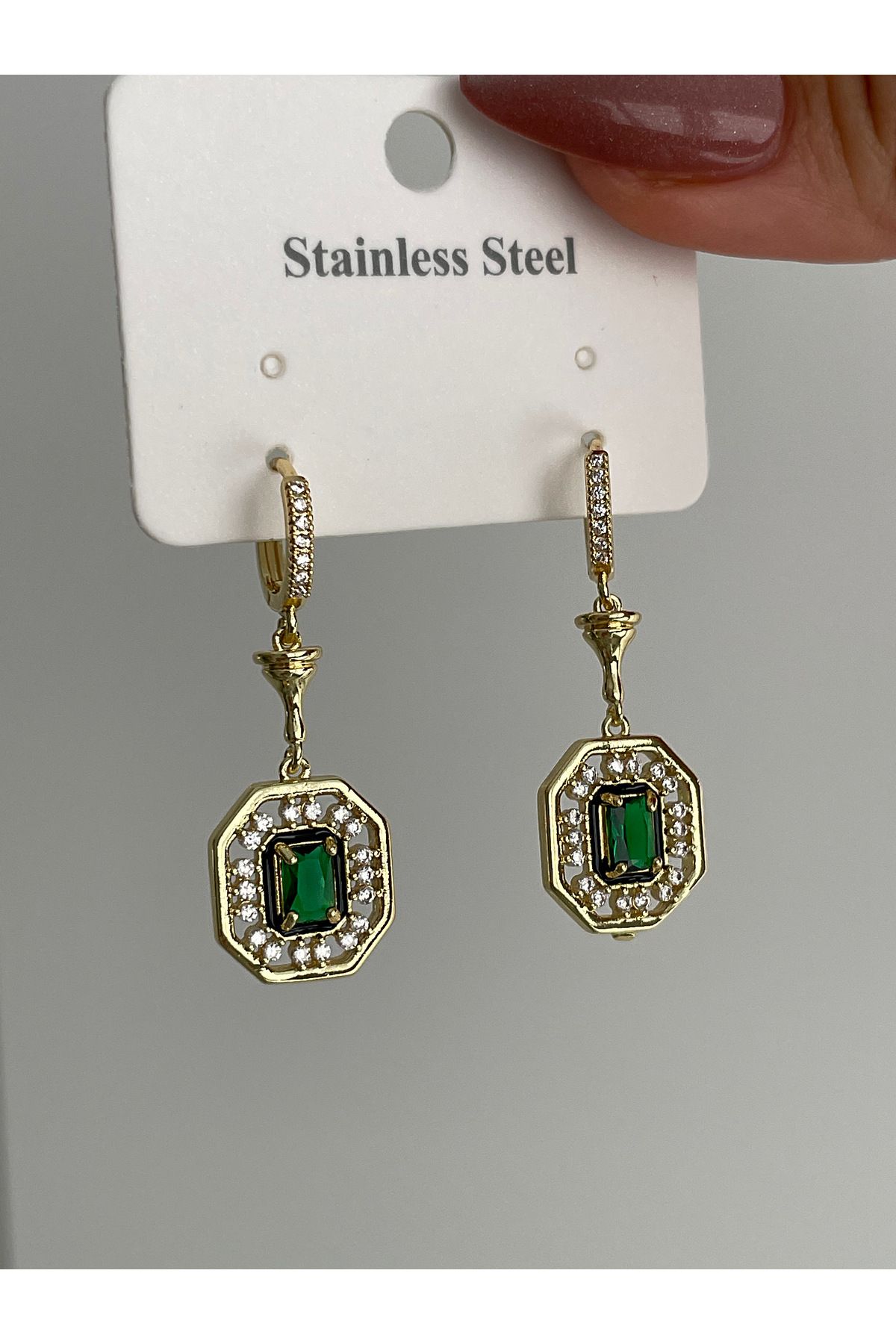 JELLY KADIN ÇELİK 14K GOLD RENK SERENAY LEYLA MODEL ZÜMRÜT YEŞİL ZİRKON TAŞLI VIP BAGET MODEL TASARIM KÜPE
