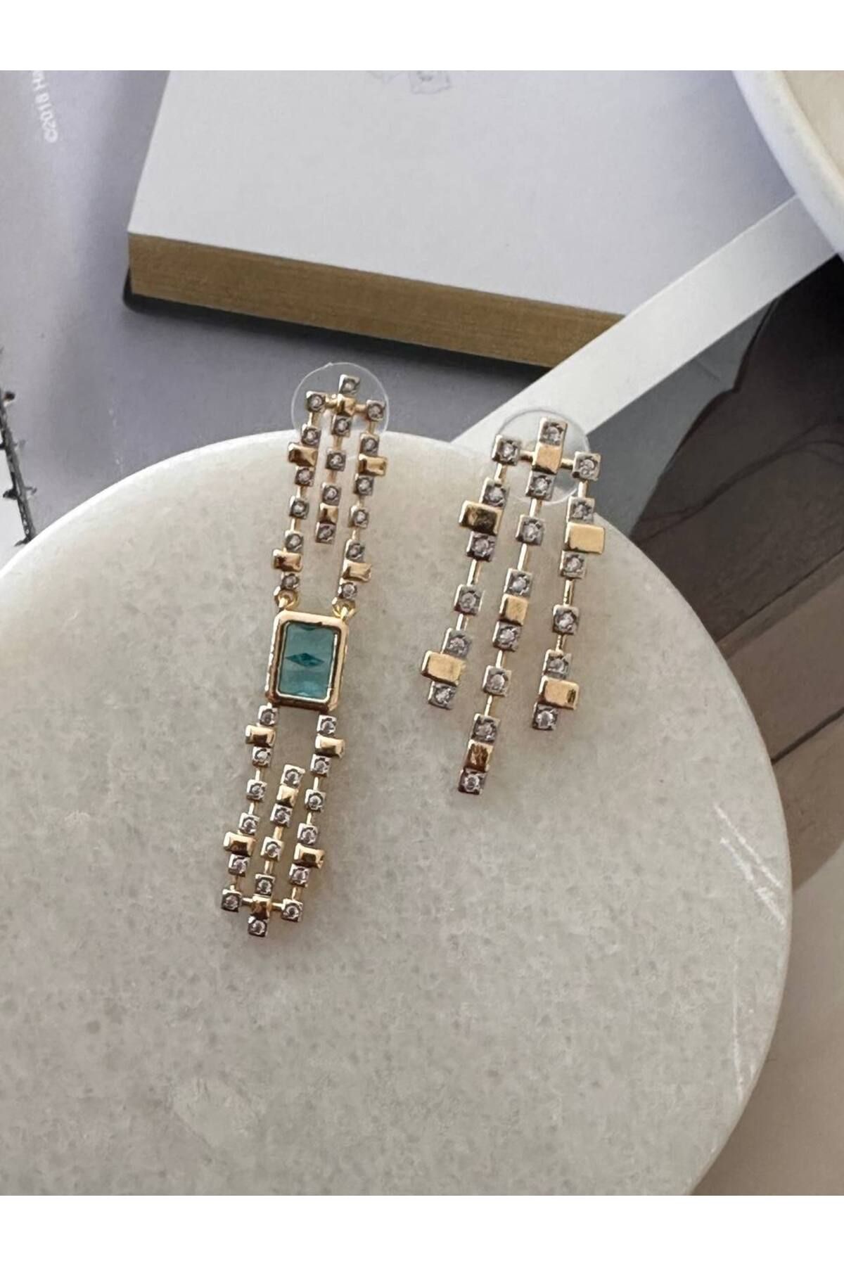 Esmeray Aksesuar Gold Renk Zirkon Turkuaz ve Beyaz Taşlı Rodyum Kaplama Vip Seri 2 Farklı Tasarım Küpe Uzunluk 5,5 cm