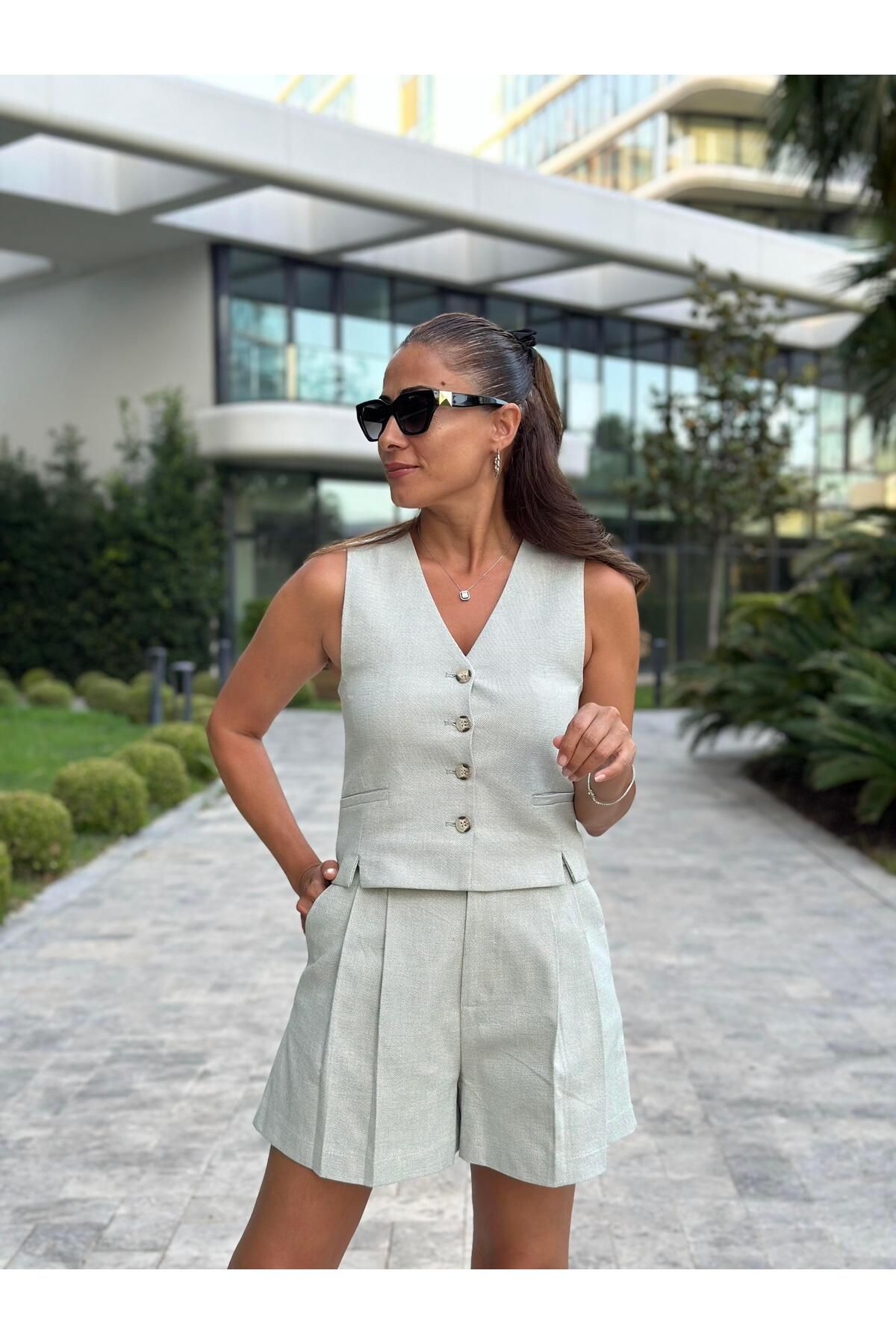 Forlady Butik Su Yeşili Karol Yeleği Minik Yırtmaçlı Şortlu Kadın İkili Takım