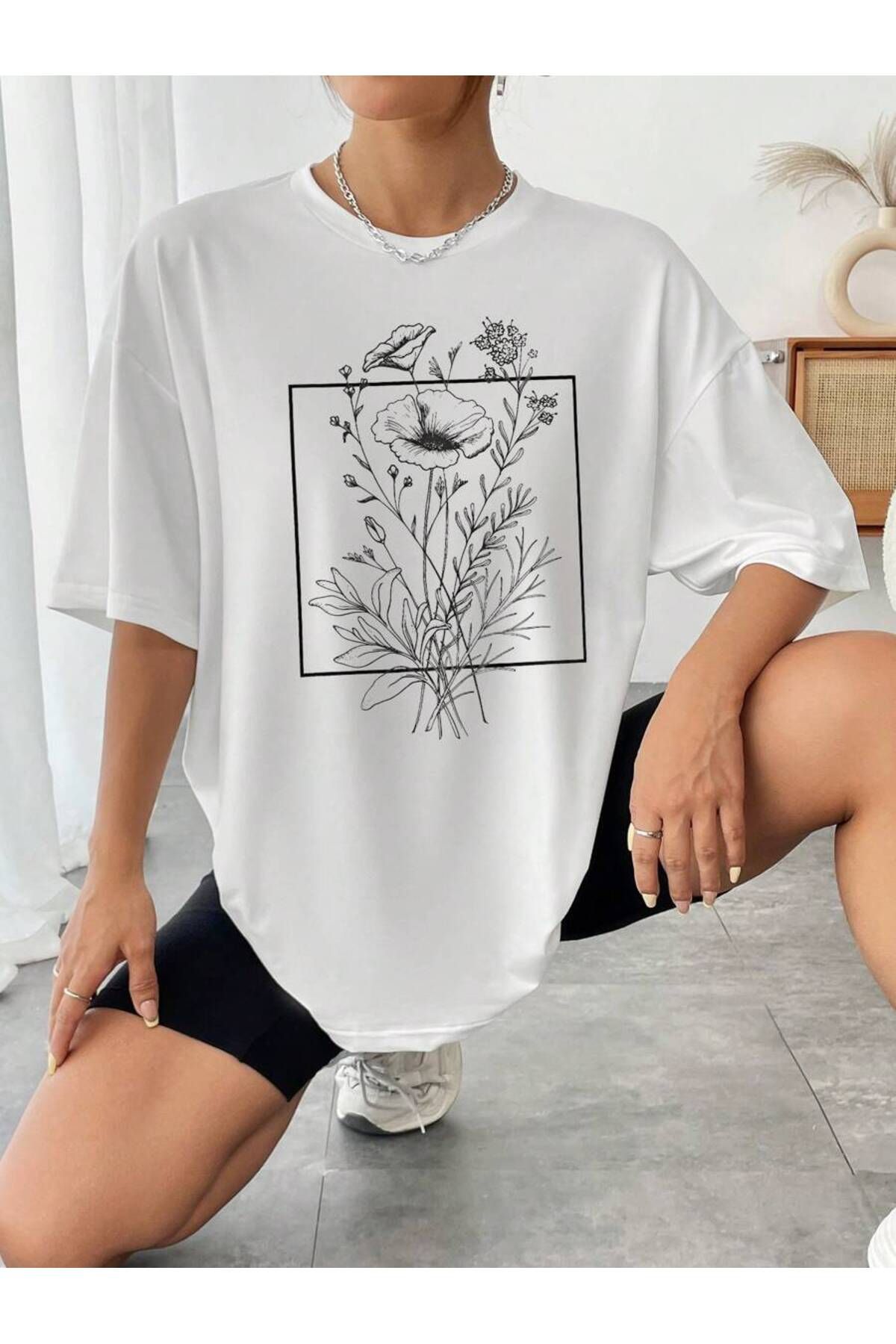 ELNOYA Unisex Pamuklu Beyaz Oversize "Siyah Çiçek" Baskılı Rahat Günlük T-shirt
