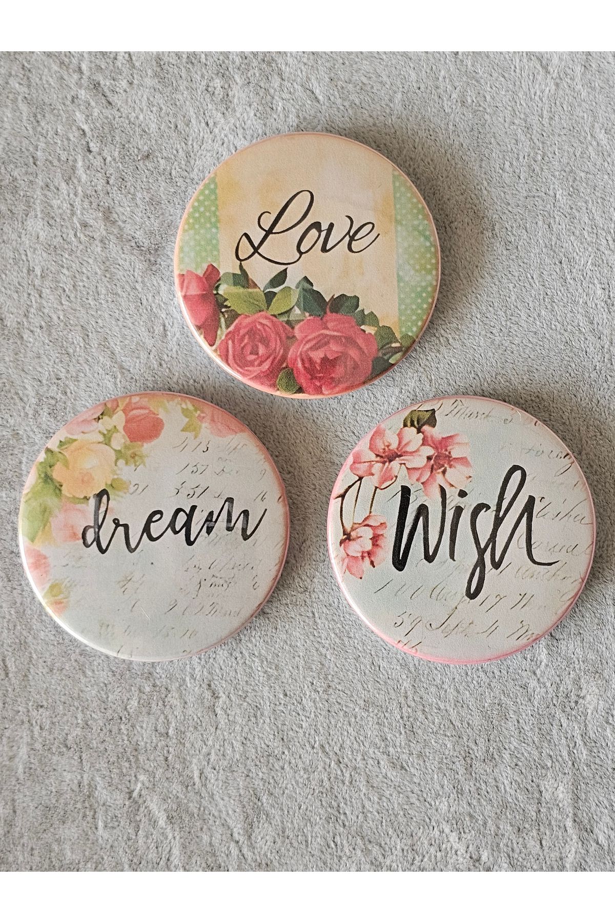 SiestaAccessories Love Dream Wish Yazılı Açacaklı Buzdolabı Magneti Üçlü Set / Buton Açacak Magnet