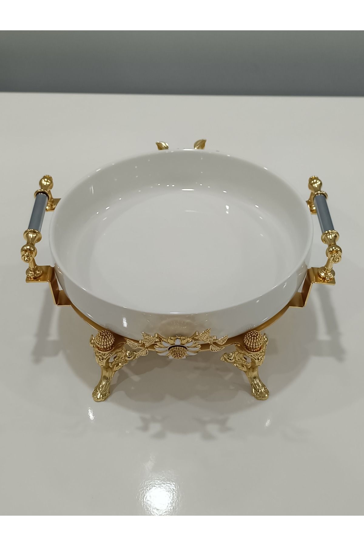 PARILTI HOME COLLECTİON Papatyalı Yuvarlak Fırın Porselen Sunum Tabağı Gold Tomurcuklu Ayak Detaylı & Özel Lazer Kesimli