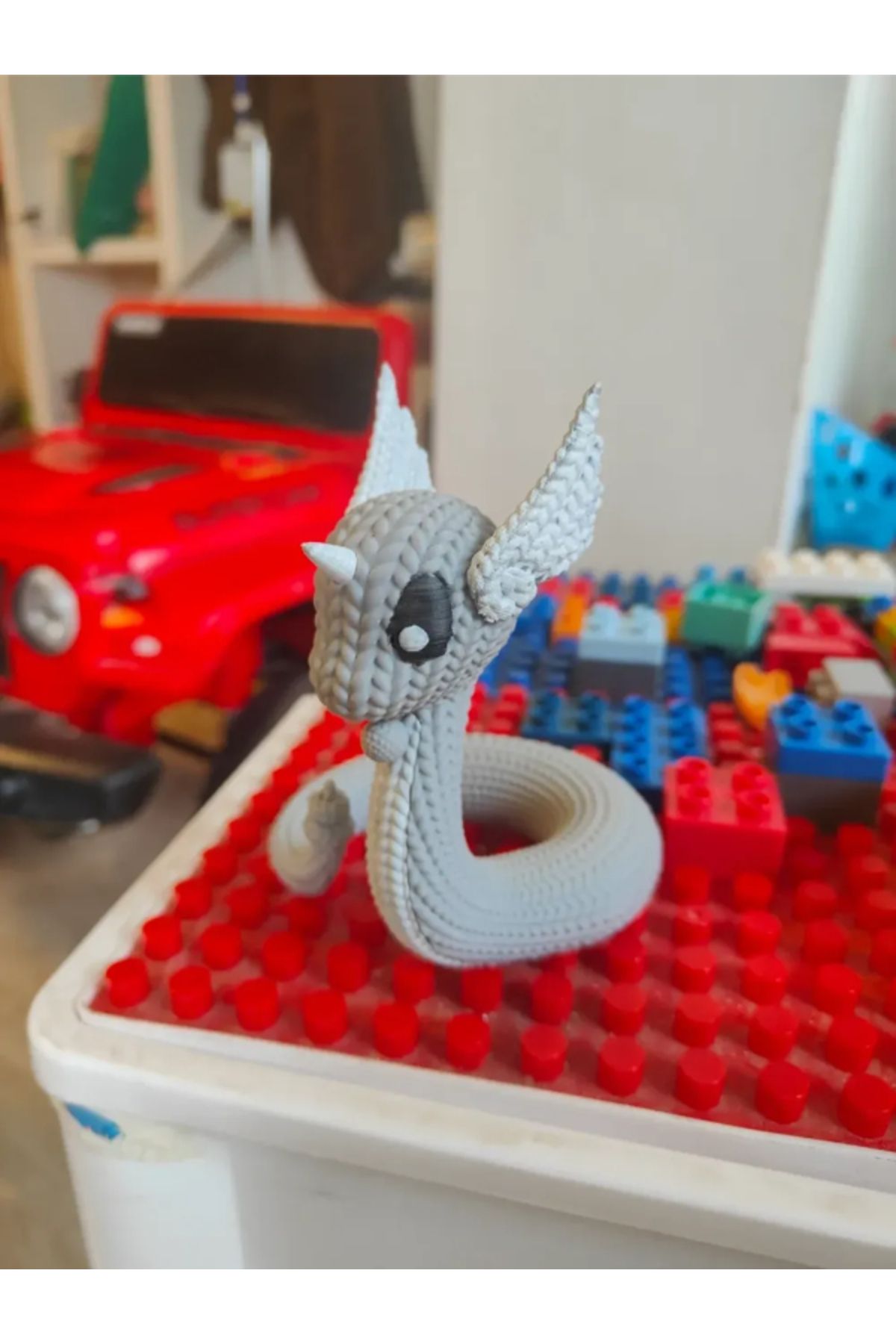 NOMOTHETIC Örgü Stil Dragonair Figürü – Sevimli ve Nostaljik Tasarım