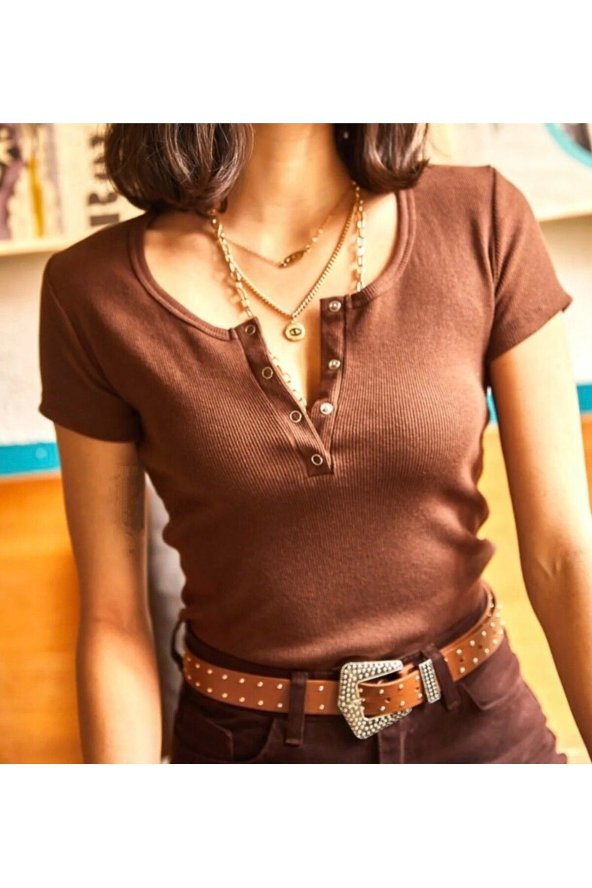 Stor Gün Boyu Şıklık: Çıtçıt Detaylı Kaşkorse T-shirt ile Modern ve Rahat Stil
