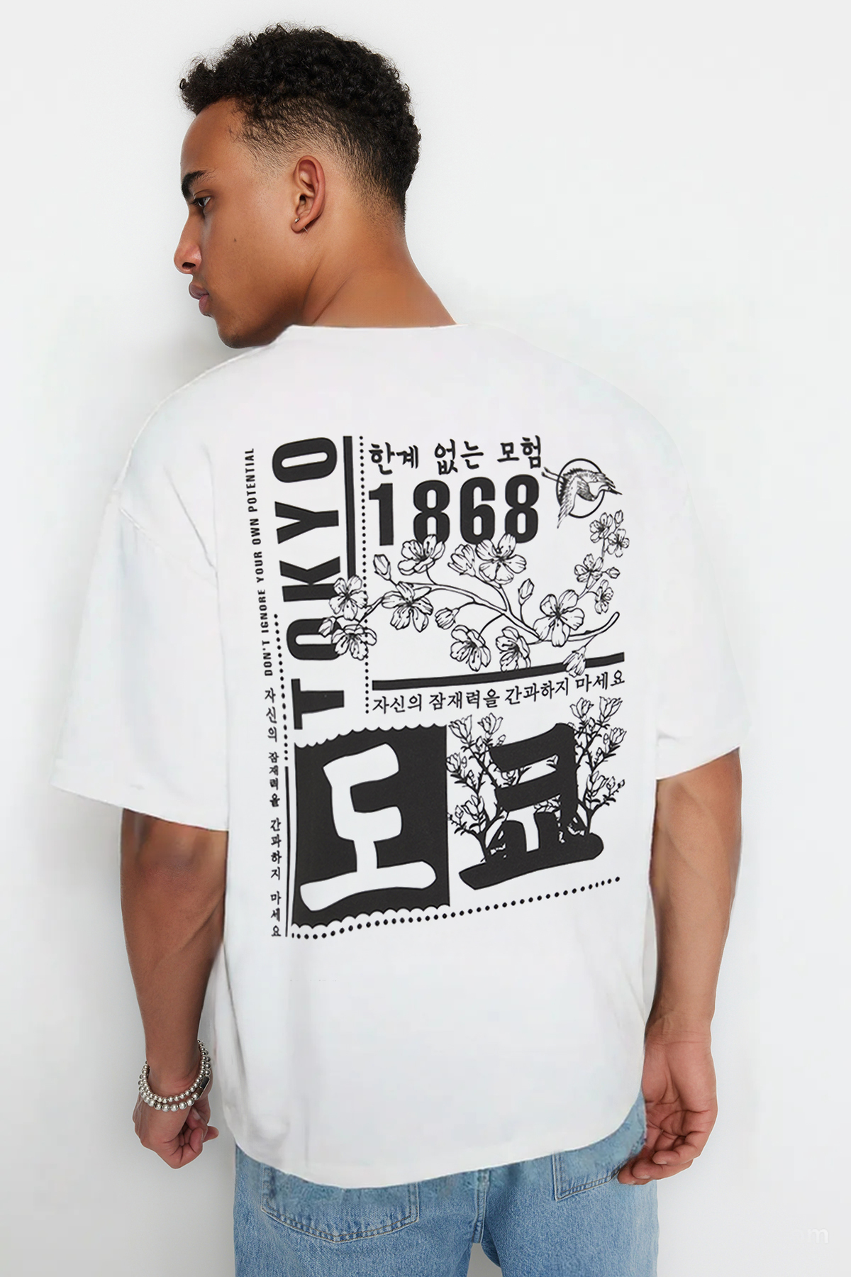  Trendyolmilla Man Ekru Oversize/Geni? Kesim Uzak Do?u Bask?l? K?sa Kol %100 Pamuklu T-Shirt