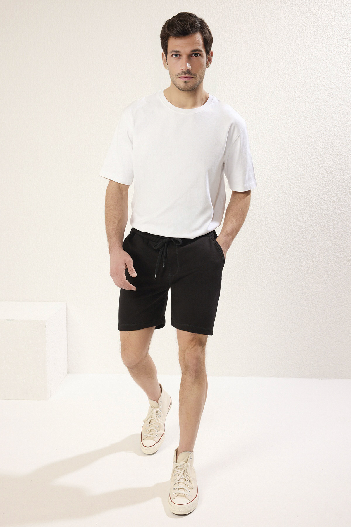 Trendyolmilla Man Siyah Regular/Normal Kesim Basic Karyoka Dikişli Şort & Bermuda TMNSS25SR00021