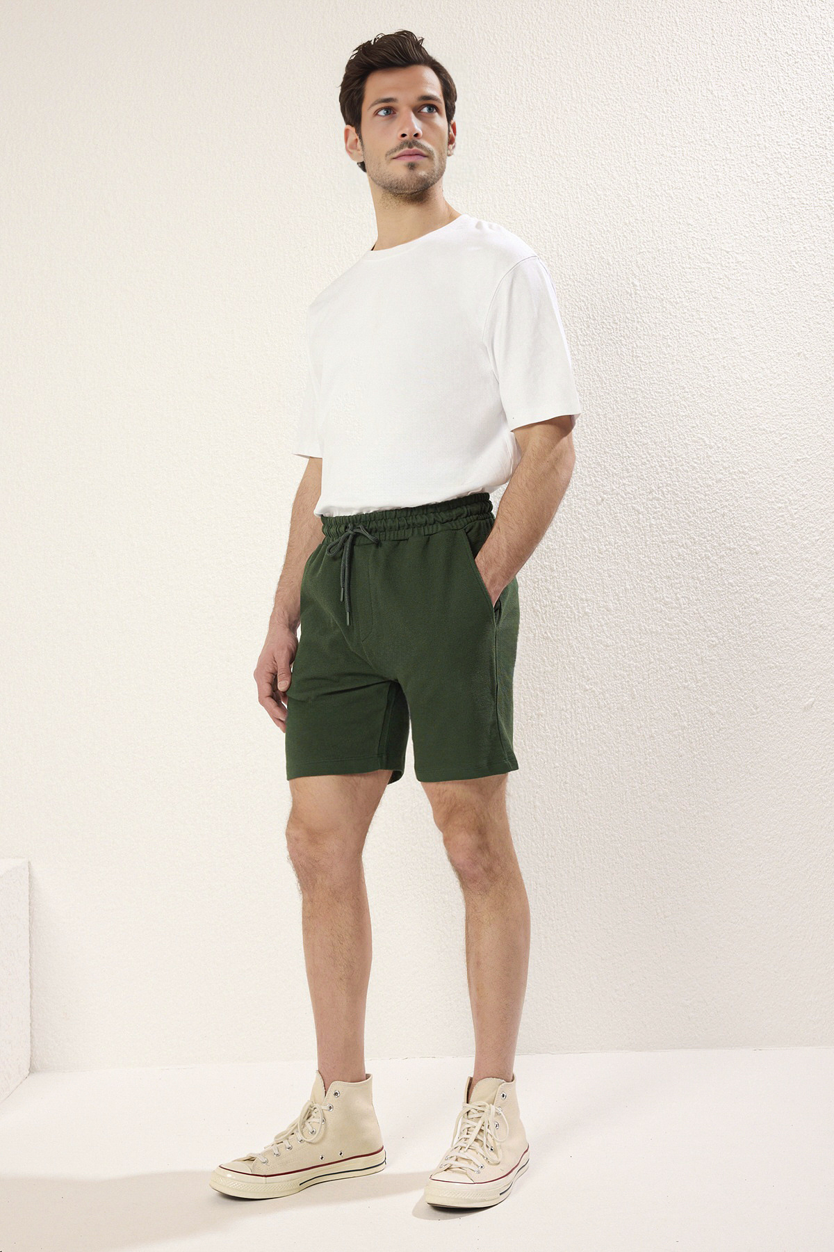 Trendyolmilla  Haki Regular %100 Pamuklu Dokulu Şort TMNSS23SR00035