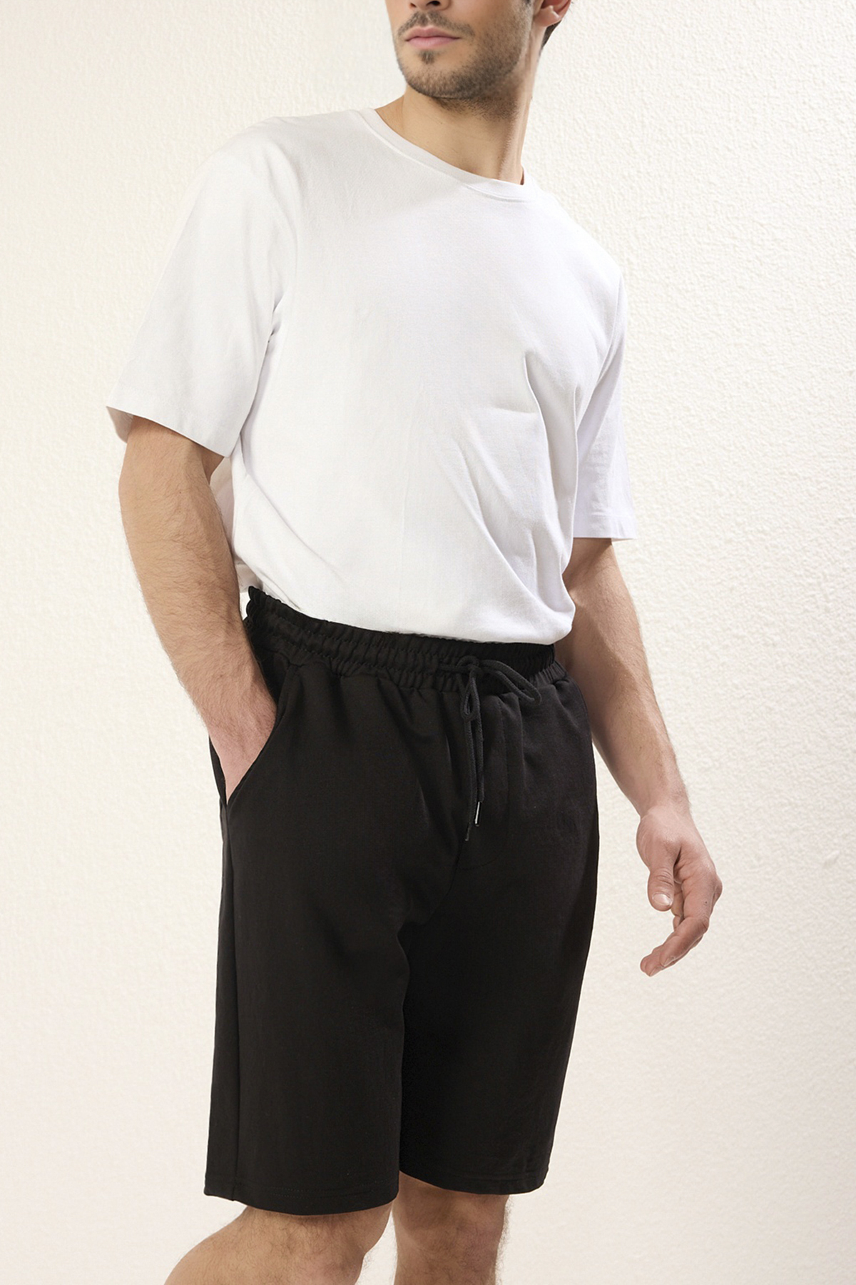 Trendyolmilla  Basic Siyah Oversize/Geniş Kesim Lastik Belli Bağcıklı Şort TMNSS22SR0257