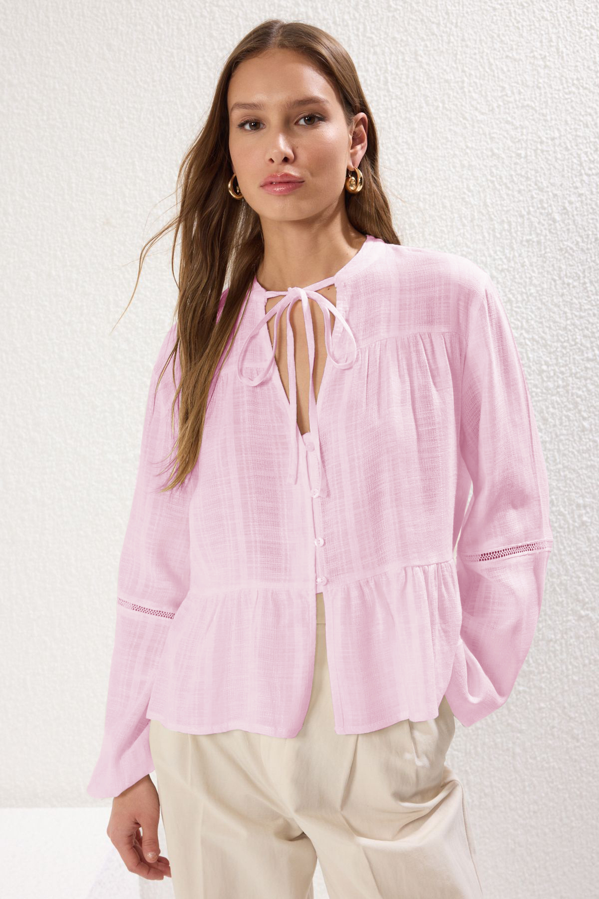 Trendyolmilla  Açık Pembe Pamuklu Dokulu Kolda Dantelli Oversize Boho Dokuma Gömlek TWOSS25GO00038