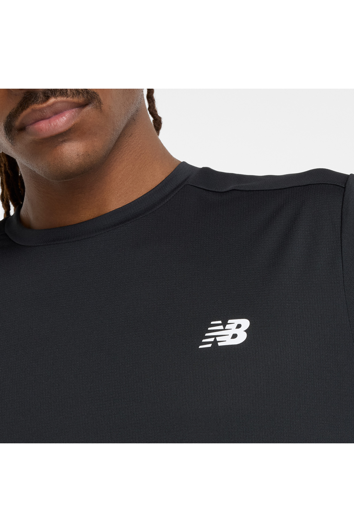 قميص رياضي بأكمام طويلة