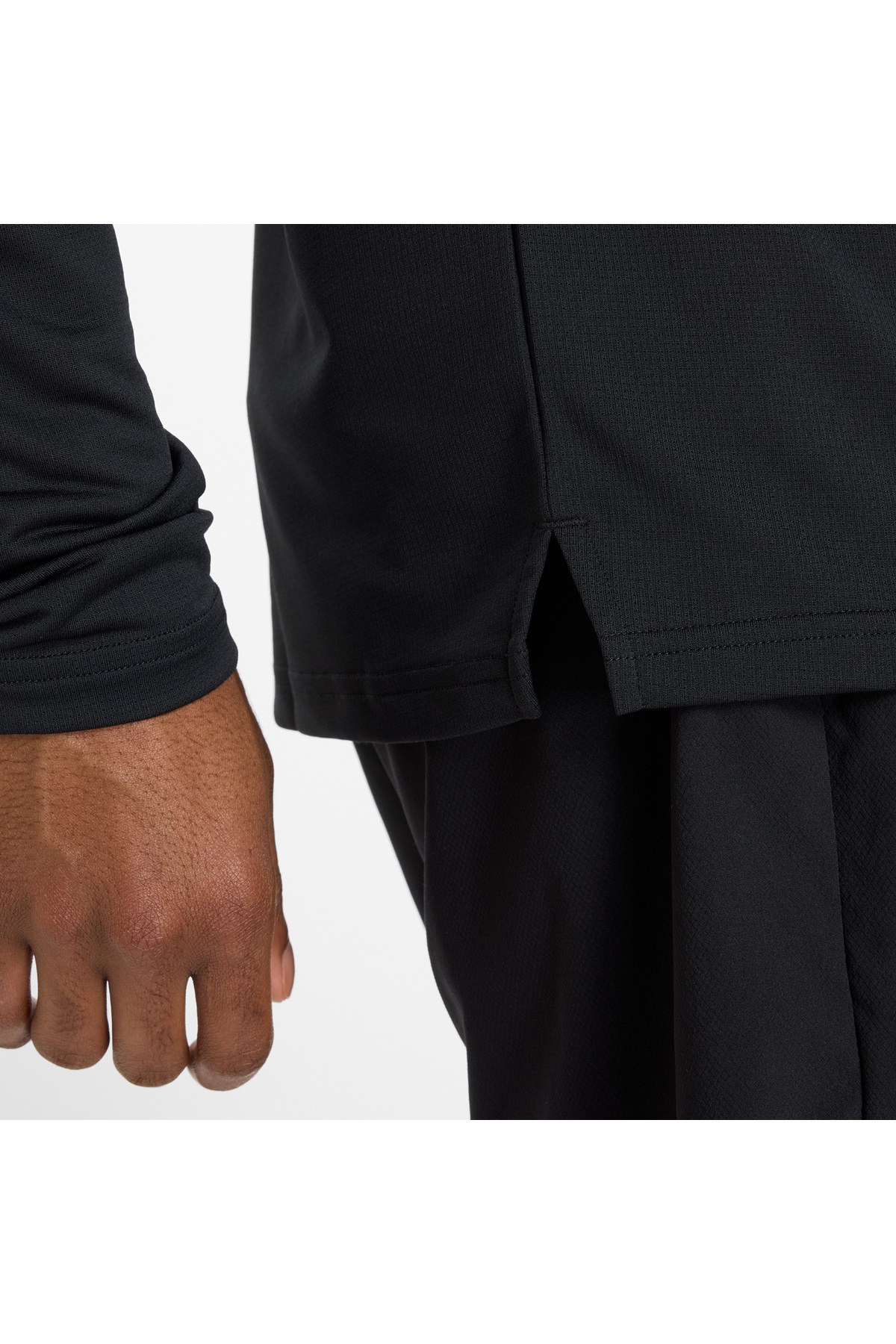 قميص رياضي بأكمام طويلة