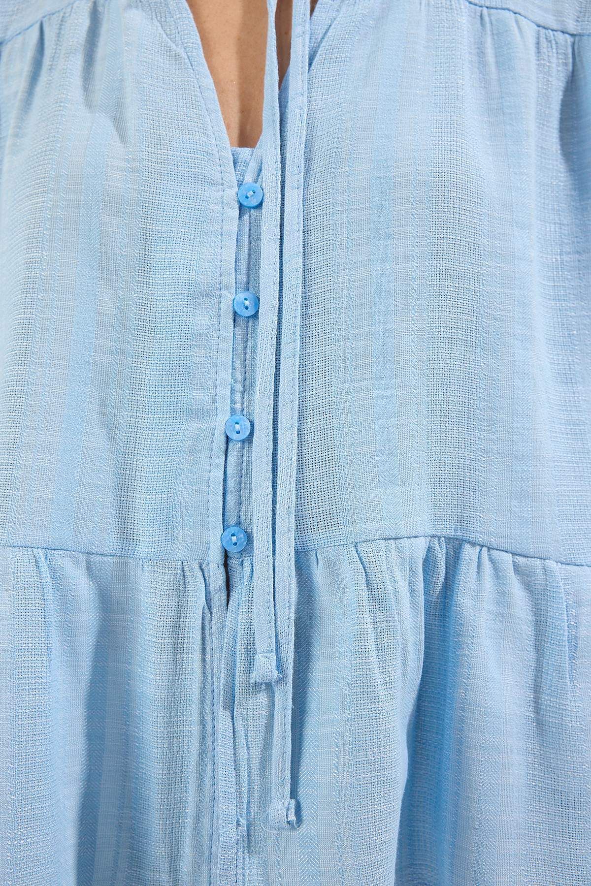 Trendyol Collection-Hellblaues, strukturiertes Baumwollgewebe mit Spitze am Ärmel, gewöhnliches, gewebtes Hemd mit normaler Passform TWOSS25GO00038 3