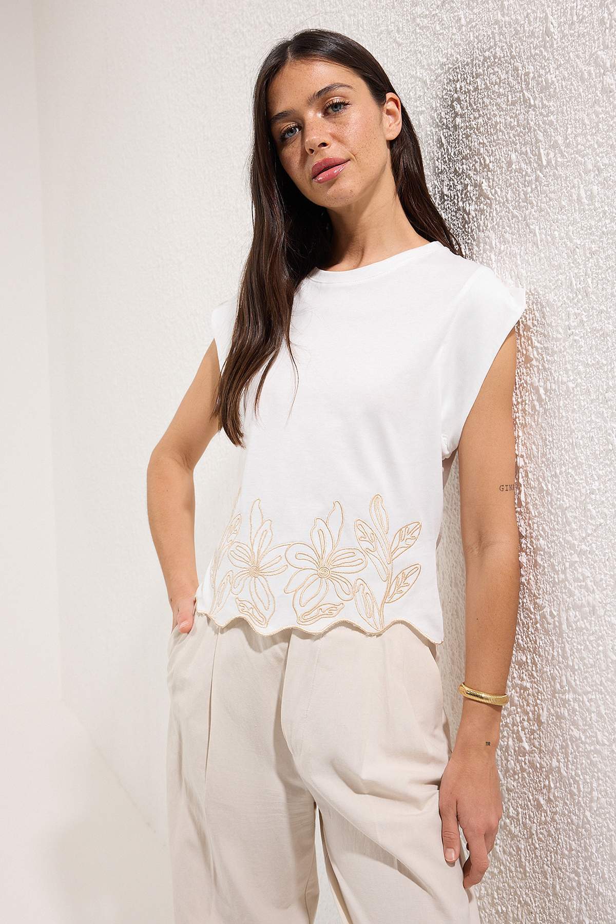 Trendyolmilla  Ekru Kalın Pamuklu Nakışlı Regular/Normal Kalıp Örme T-Shirt TWOSS25TS00209 - Görsel 2