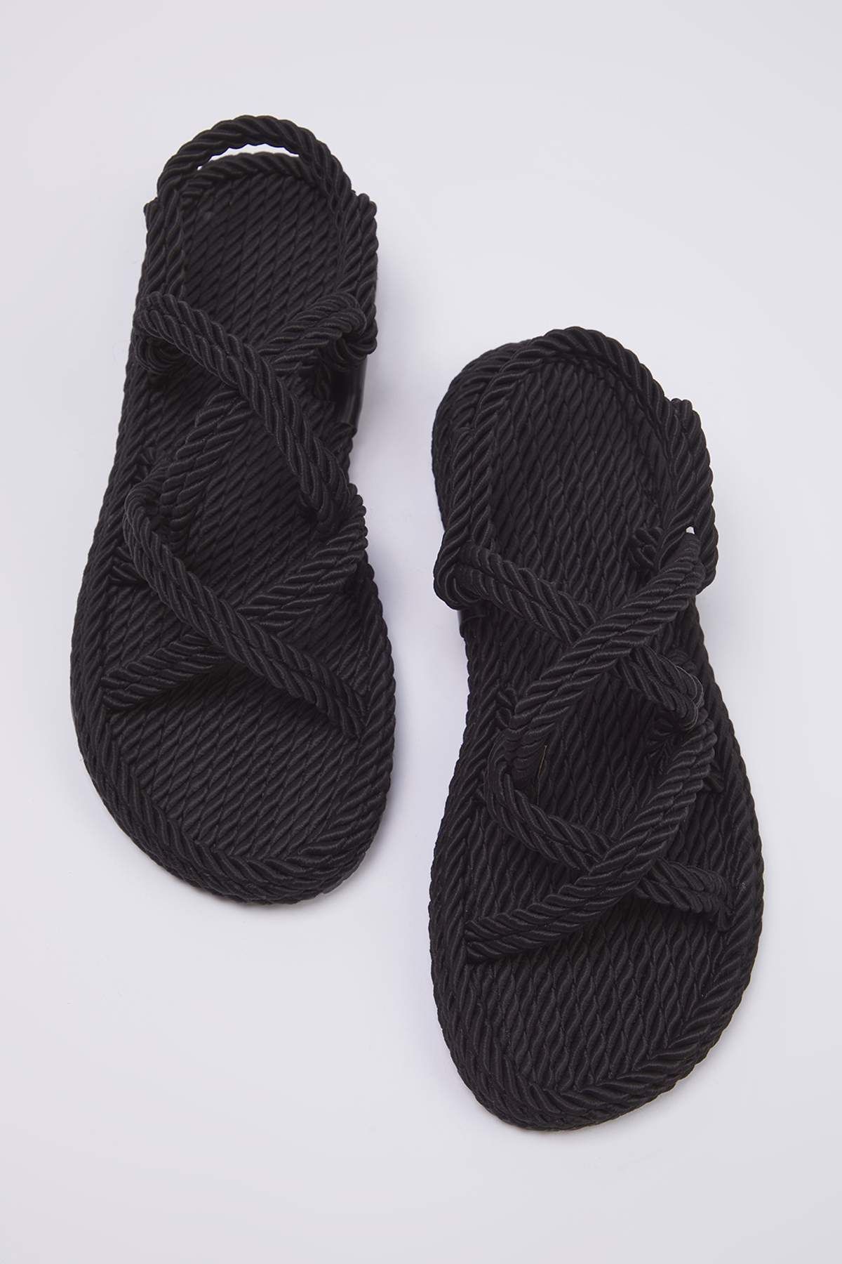 TRENDYOL SHOES Czarne sandały damskie ze słomy ze sznurkiem i paskiem krzyżowym TAKSS25SD00056