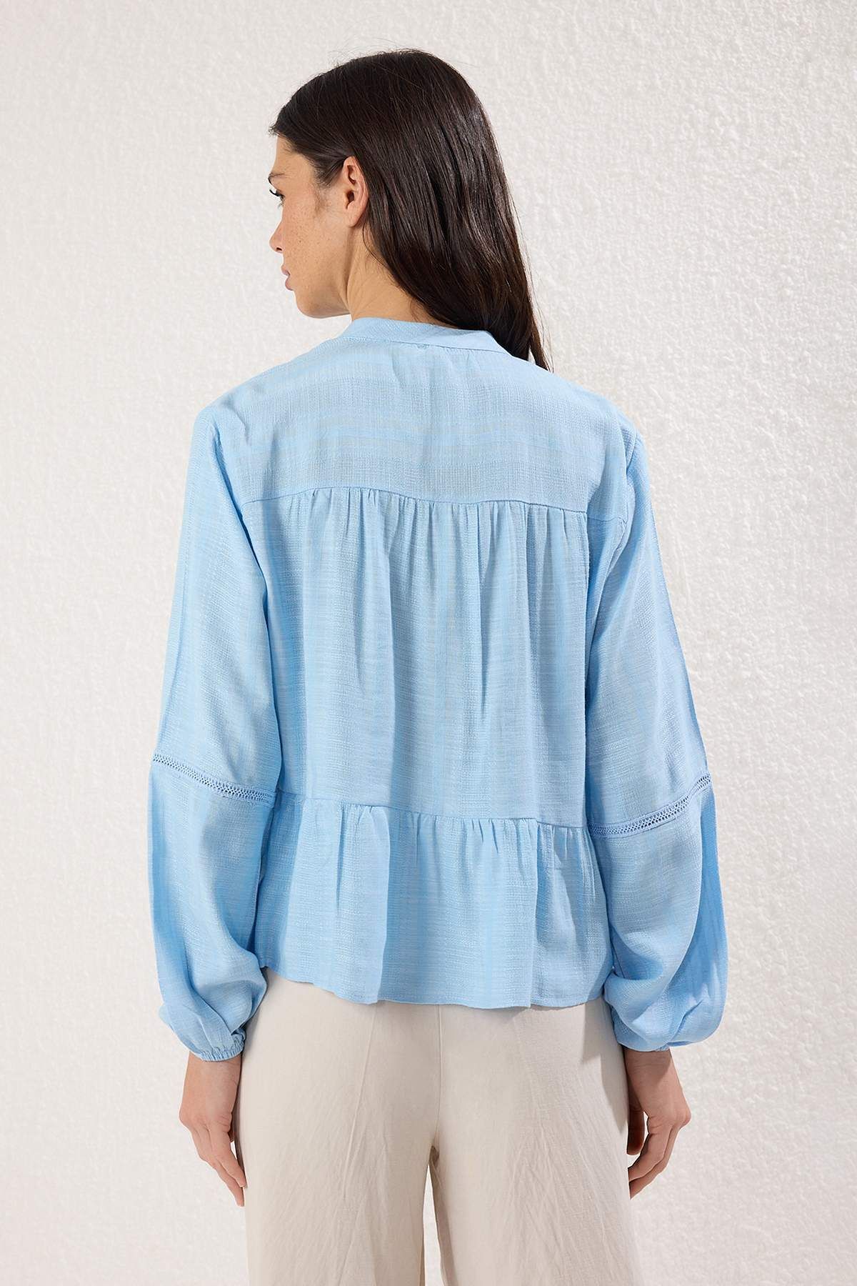 Trendyol Collection-Hellblaues, strukturiertes Baumwollgewebe mit Spitze am Ärmel, gewöhnliches, gewebtes Hemd mit normaler Passform TWOSS25GO00038 4