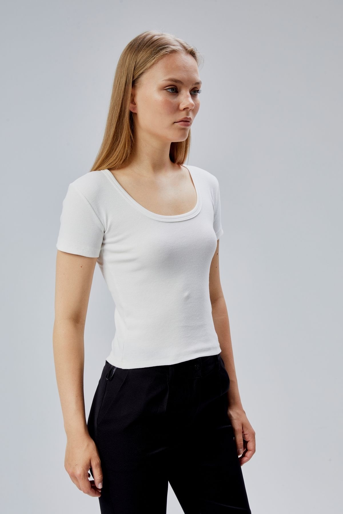FHELIA Kadın %100 Pamuk Beyaz U Yaka Kısa Kollu Likralı Fitilli Kaşkorse Slim Fit Bluz Body