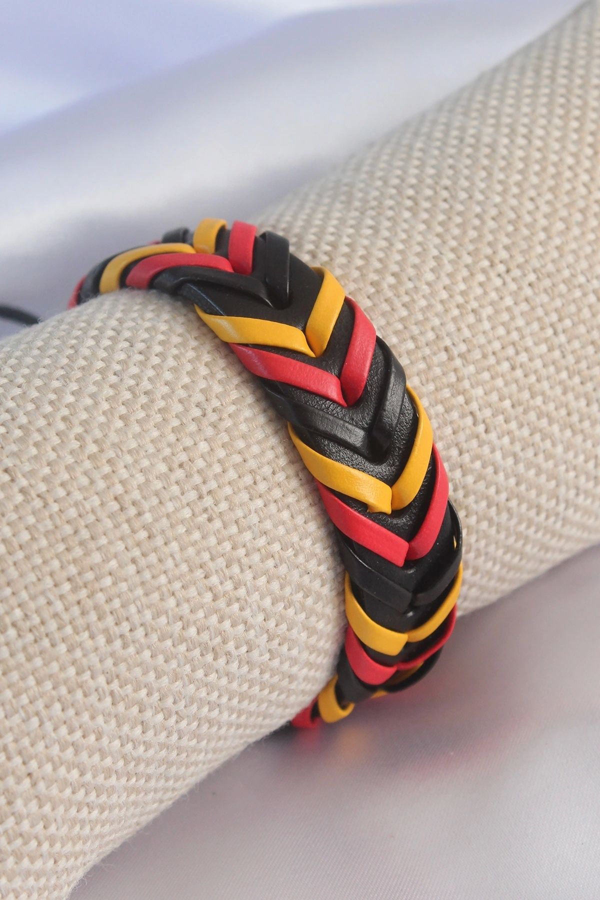 OurStyles Sarı Kırmızı Siyah Renk Deri İpli Erkek Bileklik - TJ-EB3585