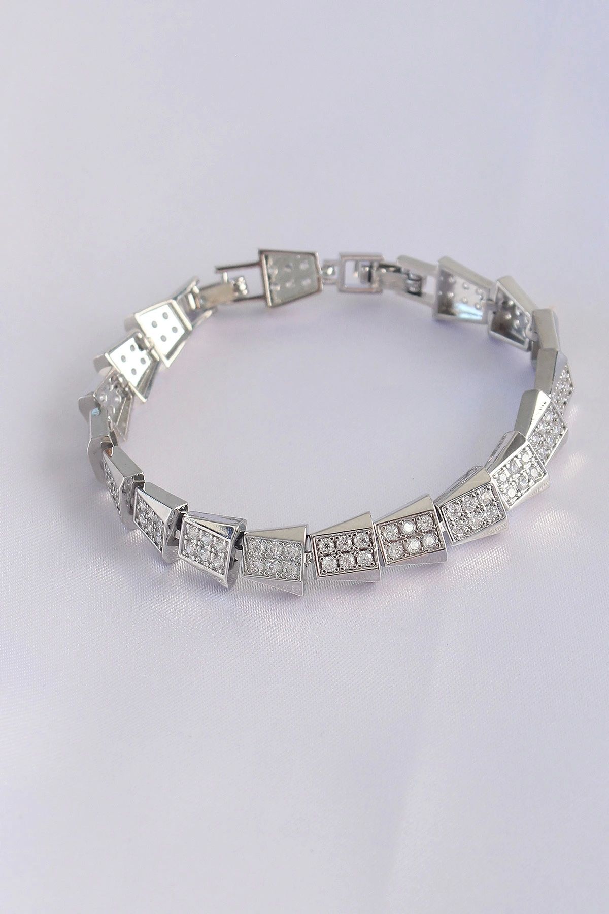 OurStyles Vip Seri Pirinç Zirkon Taşlı Gümüş Renk Geometrik Bileklik - TJ-BB6059