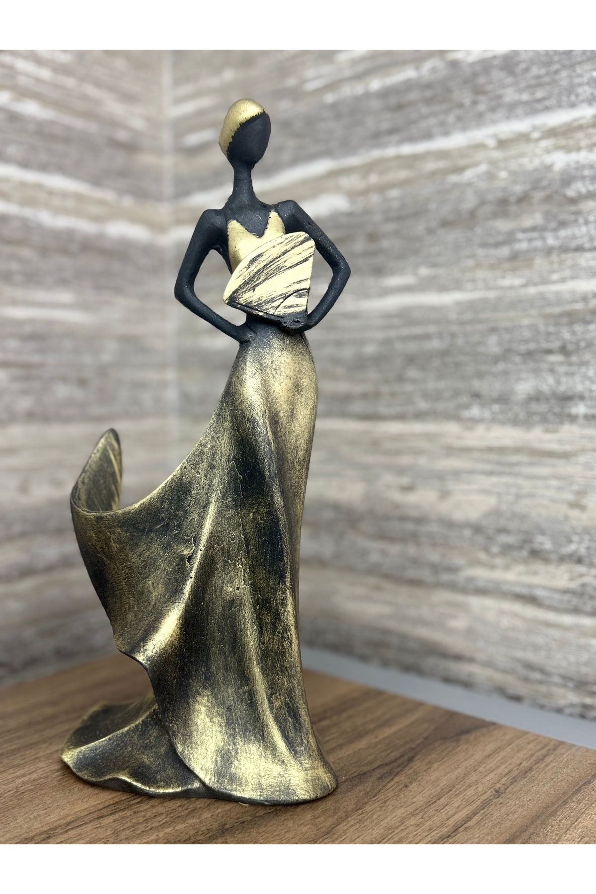 vistara Altın Eskitme Kadın Şaraplık Biblo – Modern Masaüstü Süs / Hediye Seçeneği