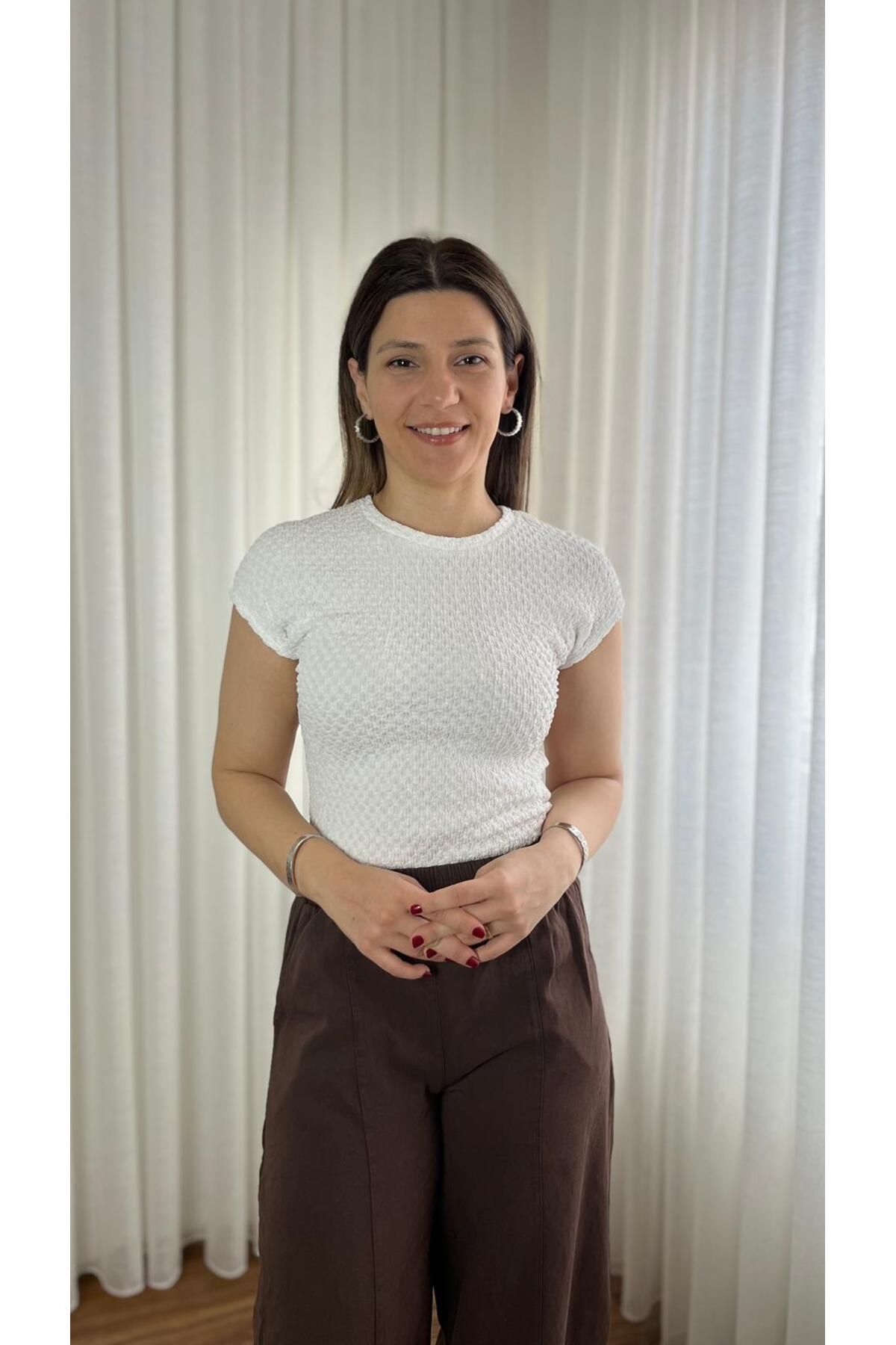 Hazal Beyaz Bürümcük Desenli Kısa Kollu Tshırt