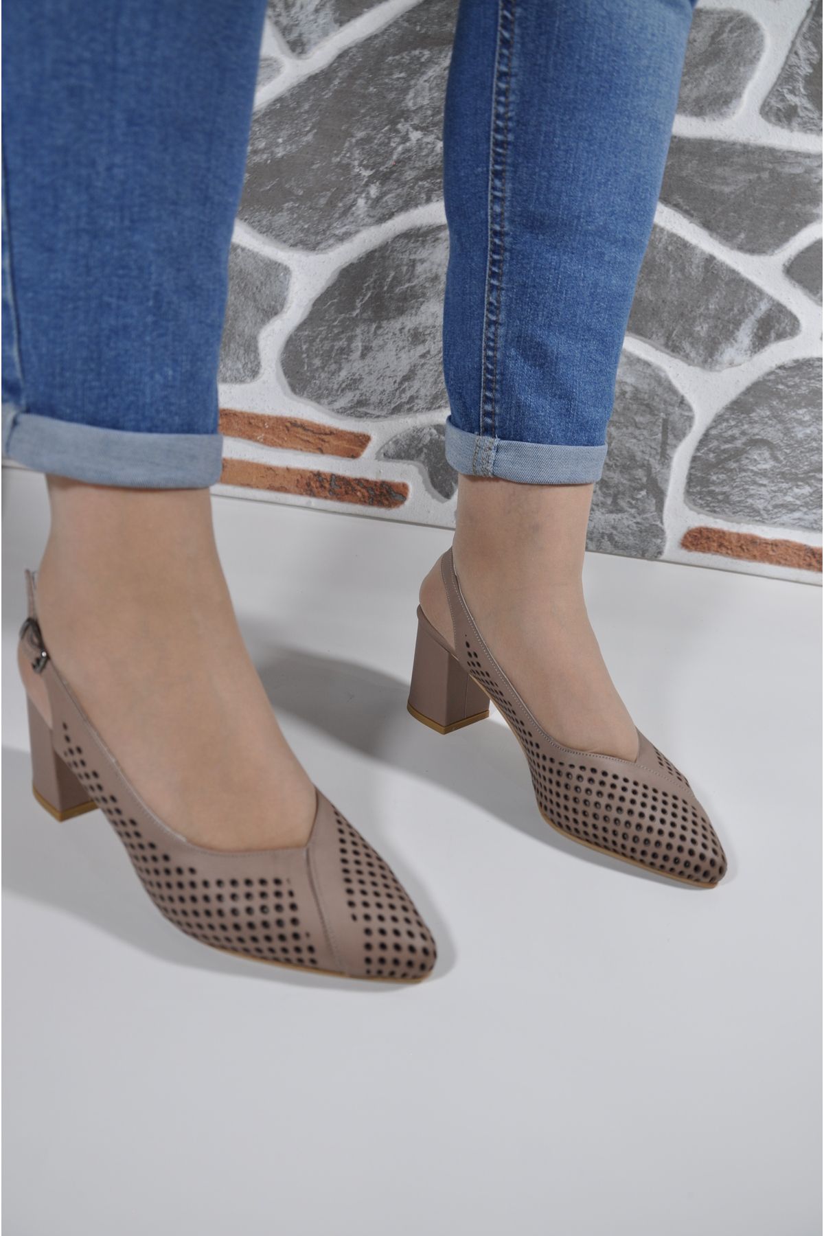 Yağız Pudra Rengi Hakiki Deri Stiletto Kalın Topuklu Yazlık Delikli Ayakkabı