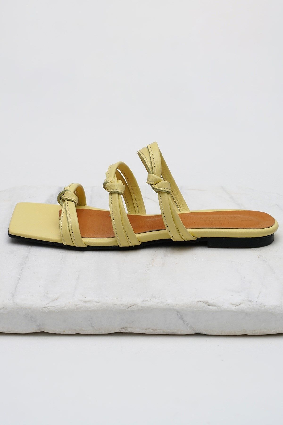 دمپایی زرد زنانه Gisele Logine چرمی Color Slipper Mio Gusto