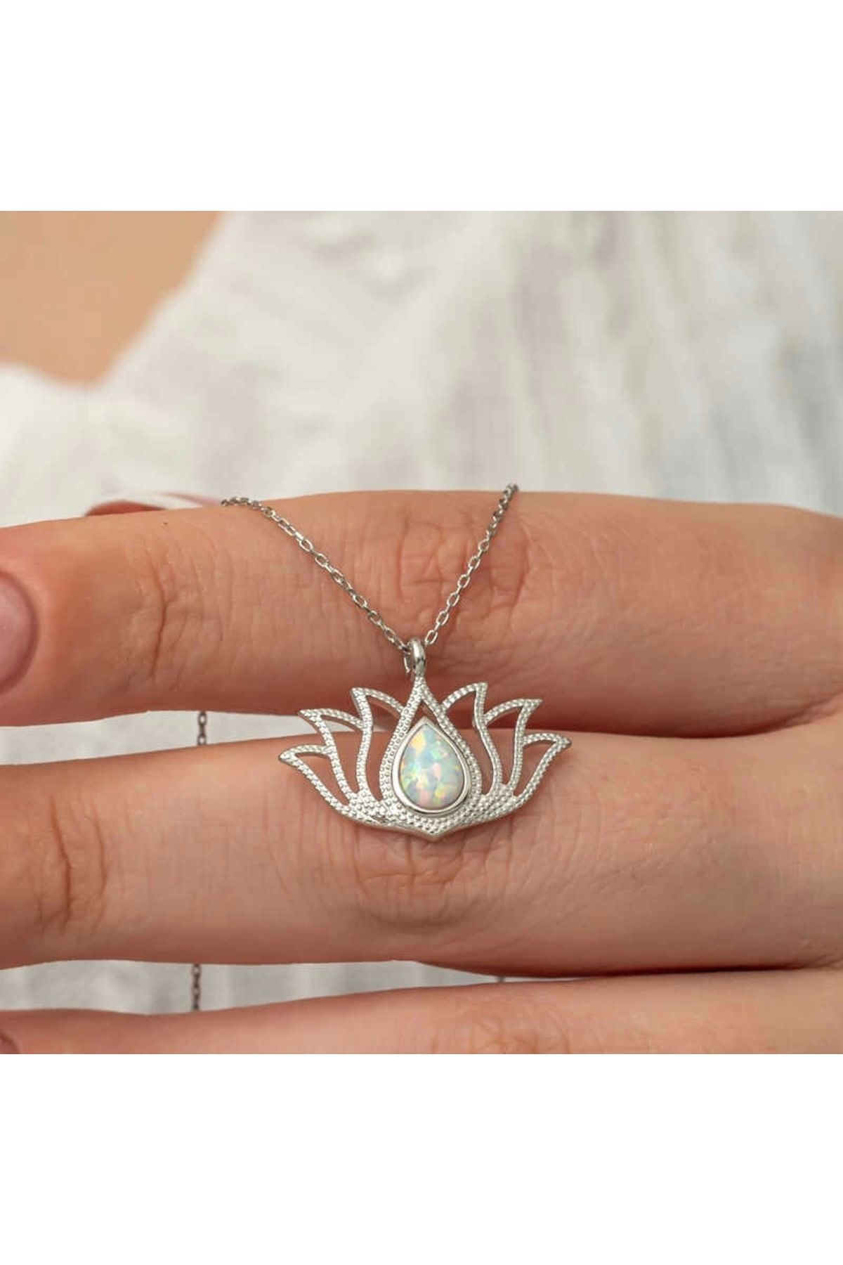 Gumush Gümüş Beyaz Opal Taşlı Lotus Kadın Kolye