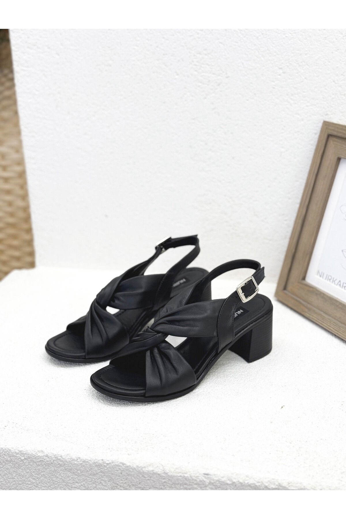 NUR KARACA 25Y3222 ÖNÜ DÜĞÜM DETAYLI HAKİKİ DERİ 6CM KALIN TOPUKLU SANDALET KADIN
