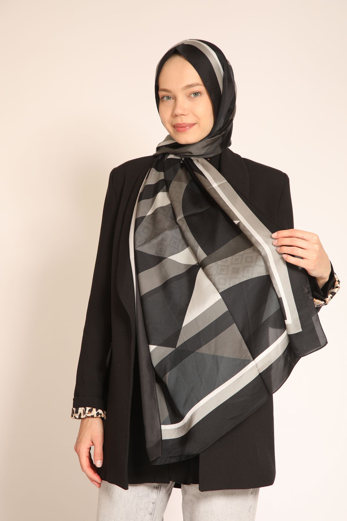 Dia Vela Akel Çift Taraflı Siyah Gri Geometrik Desenli Soft Şal