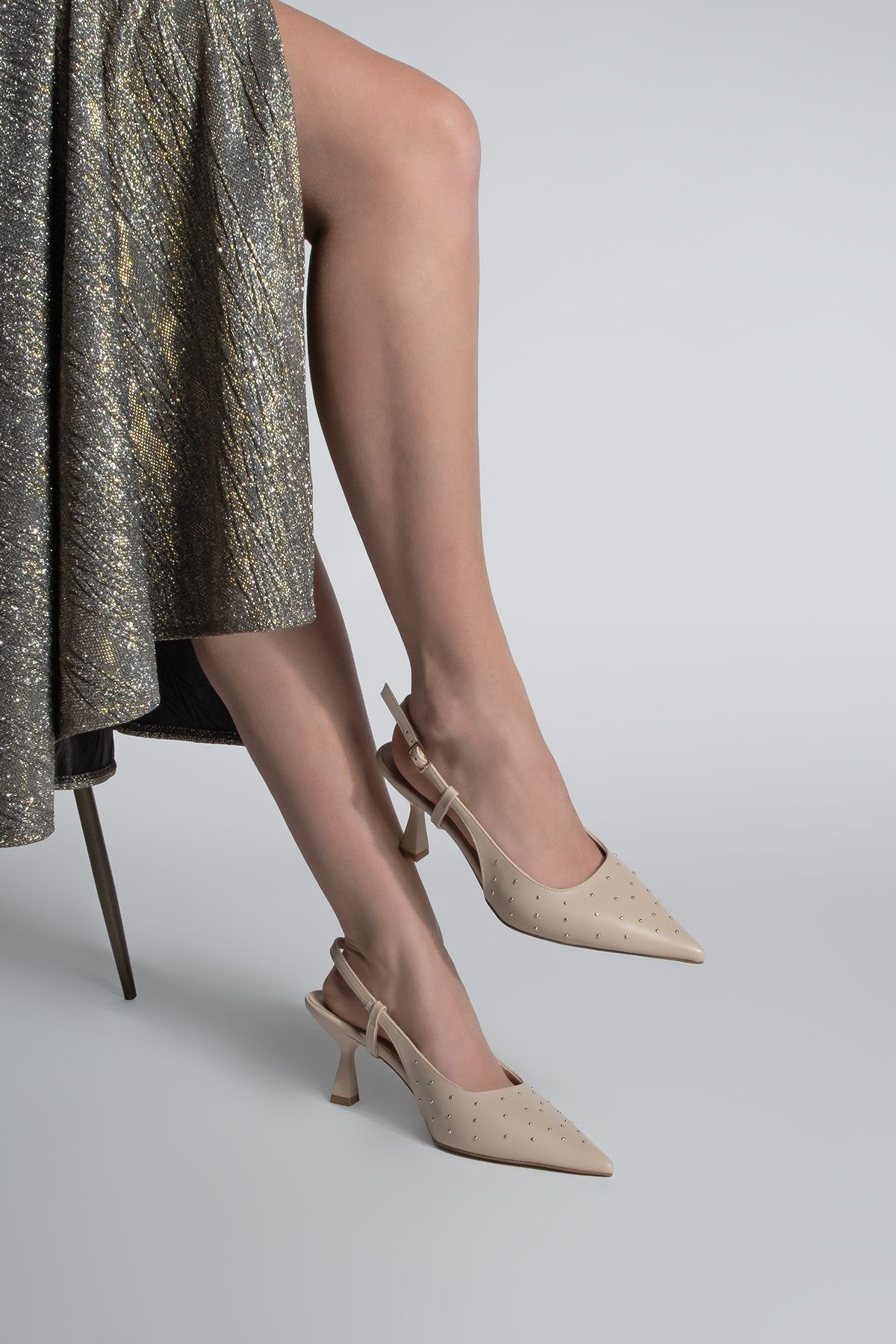 استیلتو زنانه STILETTO بینی را در پشت قسمت اصلی کفش پاشنه TIMON ECRU نشان داد Marjin