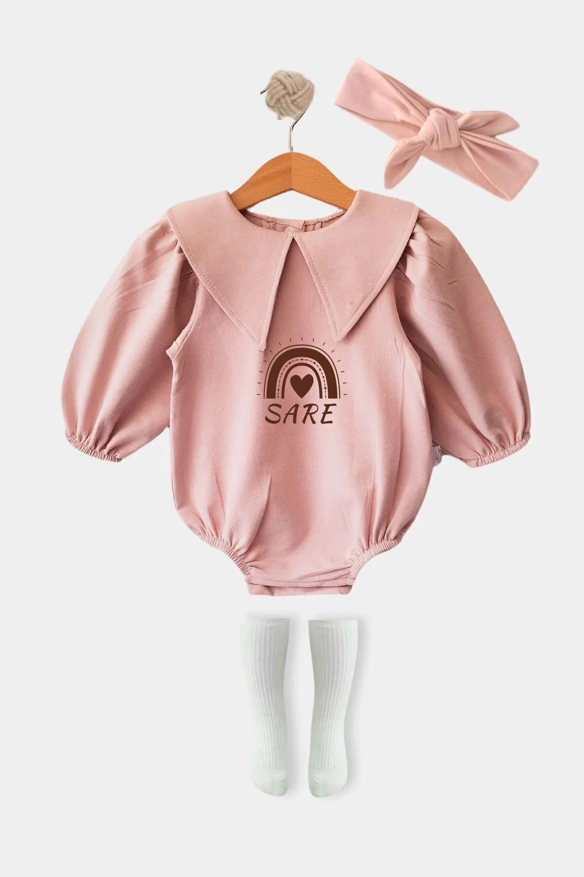 Minytrendy Kız Bebek Isimli Yenidoğan Tulumromper Takım Üçgen Yaka Bandanalı Balon Kol Hediyelik Mevlüt Takımı fotoğrafı 2 (önizleme)