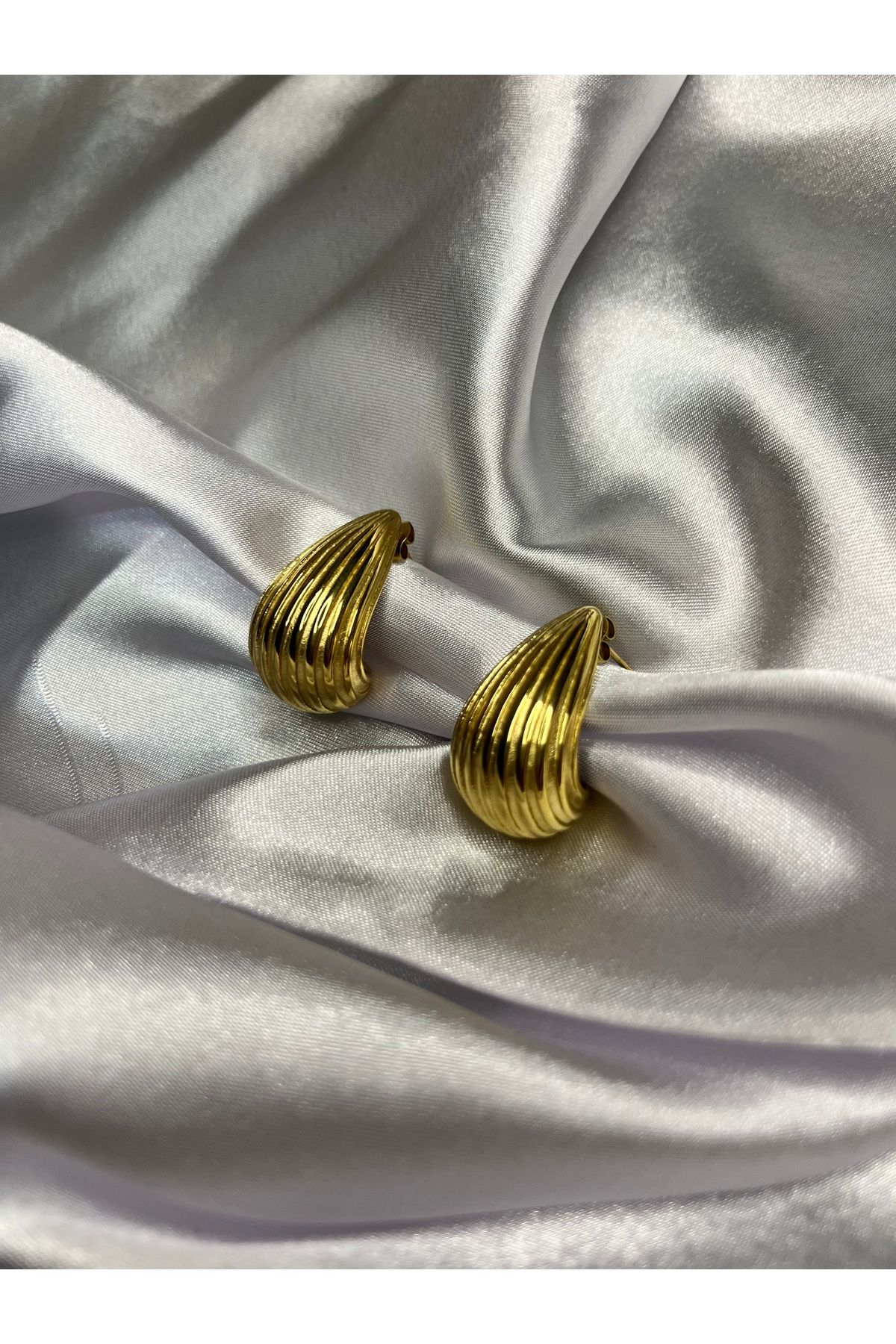 Fam&Co Jewelry Kadın Altın Renk Damla Formlu Paslanmaz Çelik Küpe – Şık ve Modern Tasarım