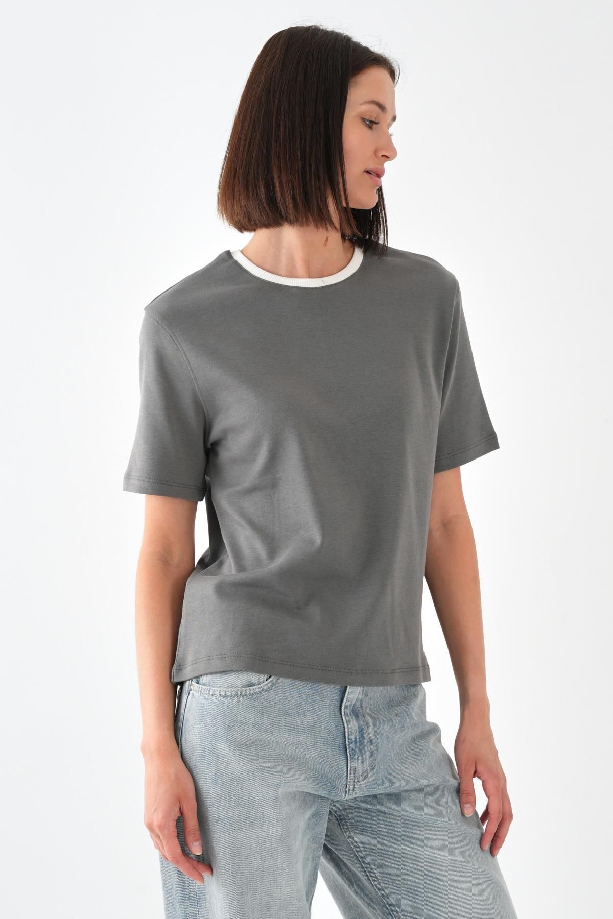 ALEXANDERGARDI Kontrast Yakalı Kadın T-shirt