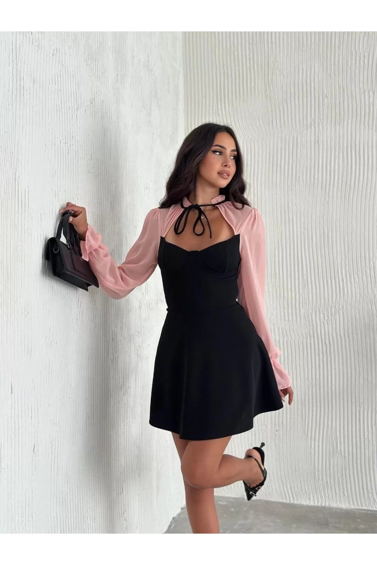 AMO Kadın Göğsü Bağlamalı Kalp Yaka Kolları Şifon Mini Elbise - Siyah Pembe