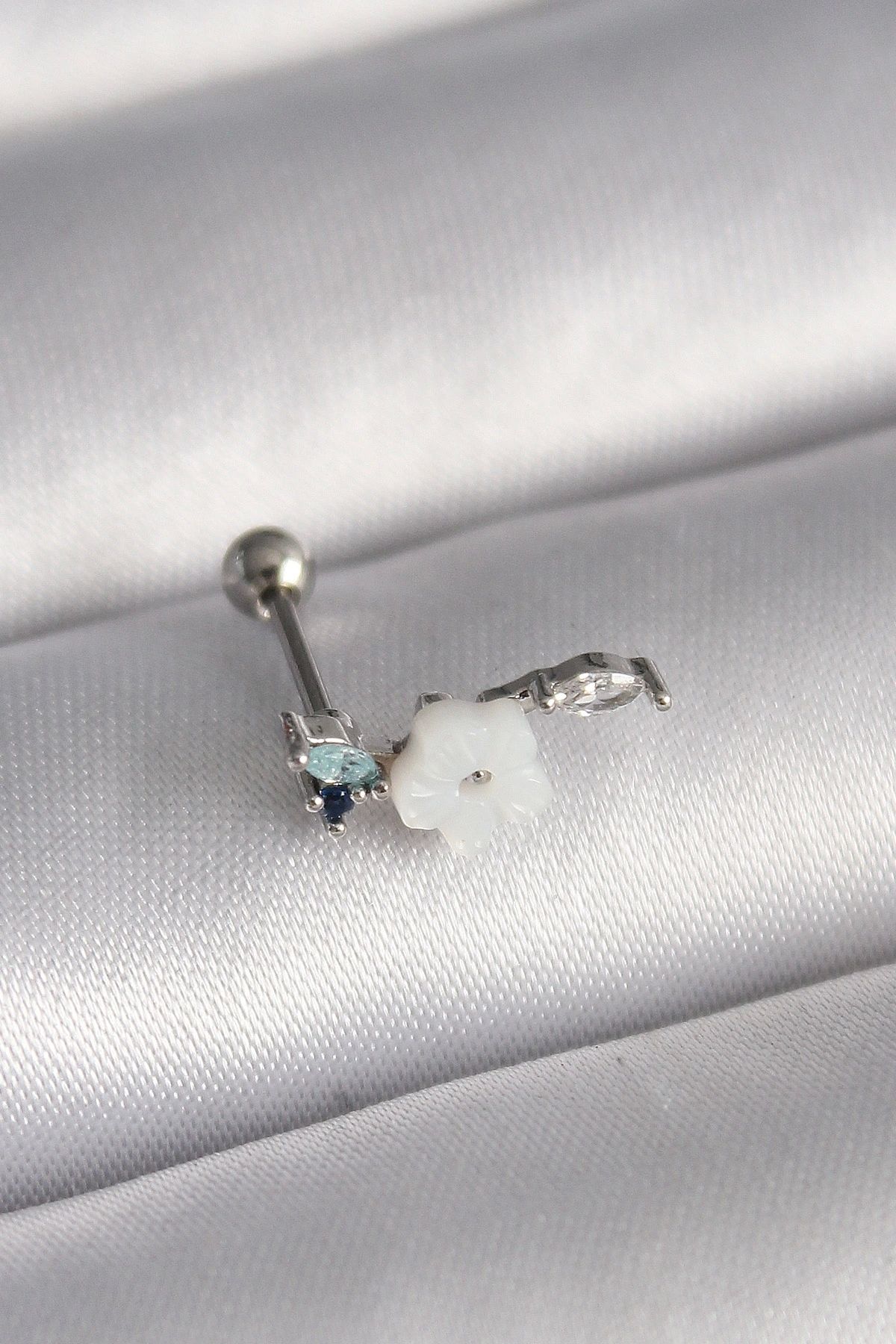 OurStyles 316L Çelik Gümüş Renk Zirkon Taş Detay Beyaz Çiçek Model Tragus Piercing - TJ-PR1357