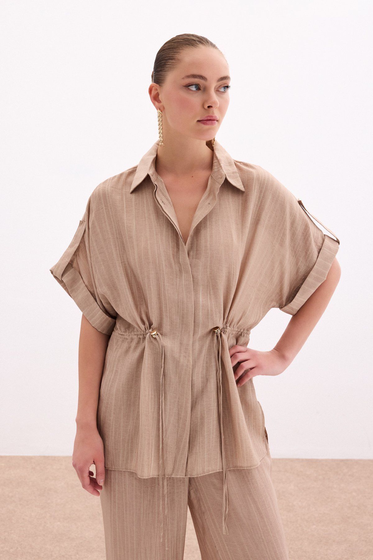 Sateen Bel Büzgü Detaylı Gömlek - Camel