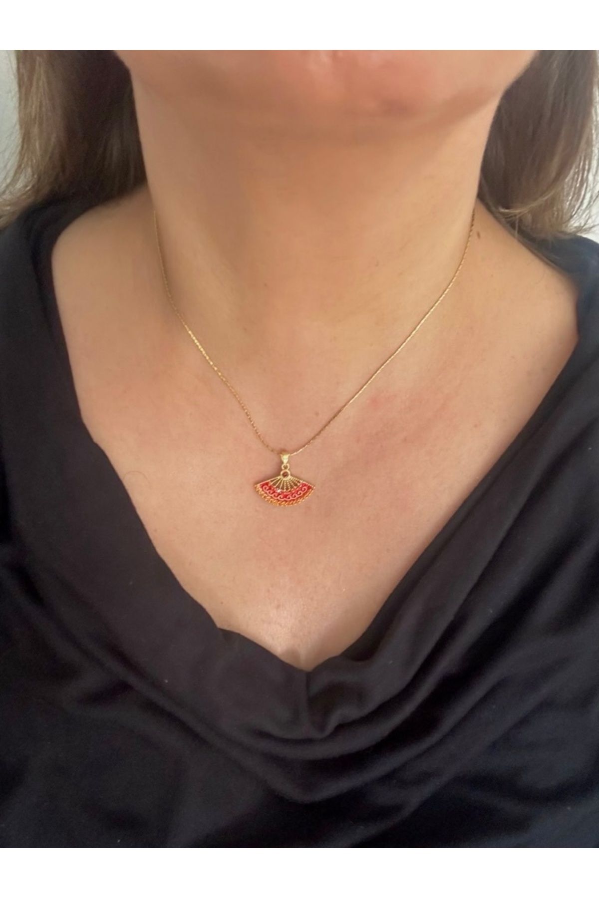 ALS Tasarım Dünyası Kadın Gold Renk Zincir Üzerine Kırmızı Renk Zirkon Taşlı Yelpaze Model Çelik kolye