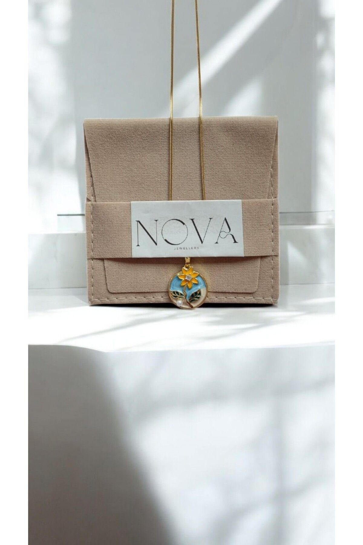 NOVA JEWELLERY Çelik Gold Renk Zincir Portre Çiçek İşlemeli Zirkon Taşlı Kolye |STEEL NECKLACE