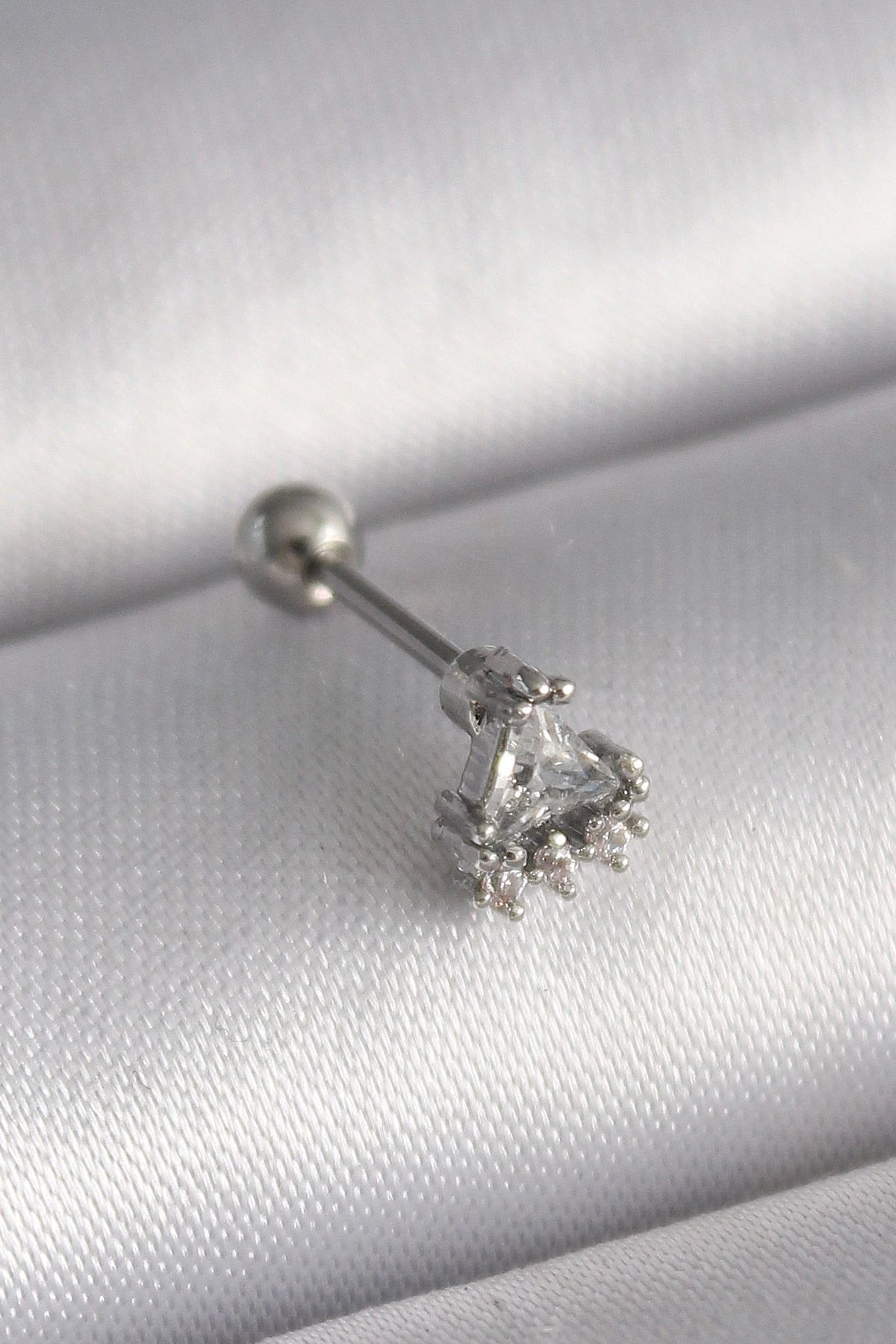 OurStyles 316L Çelik Gümüş Renk Üçgen Zirkon Taşlı Tragus Piercing - TJ-PR1239