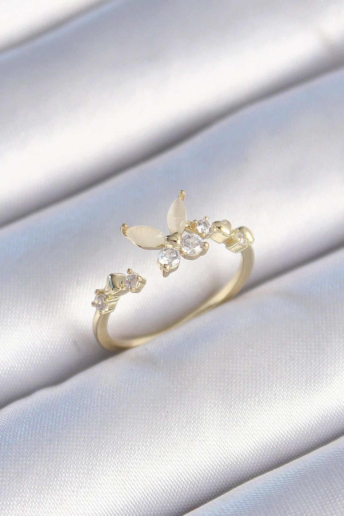 OurStyles Pirinç Gold Renk Zirkon Taş Detaylı Beyaz Mineli Kelebek Model Kadın Yüzük - TJ-BYK3432