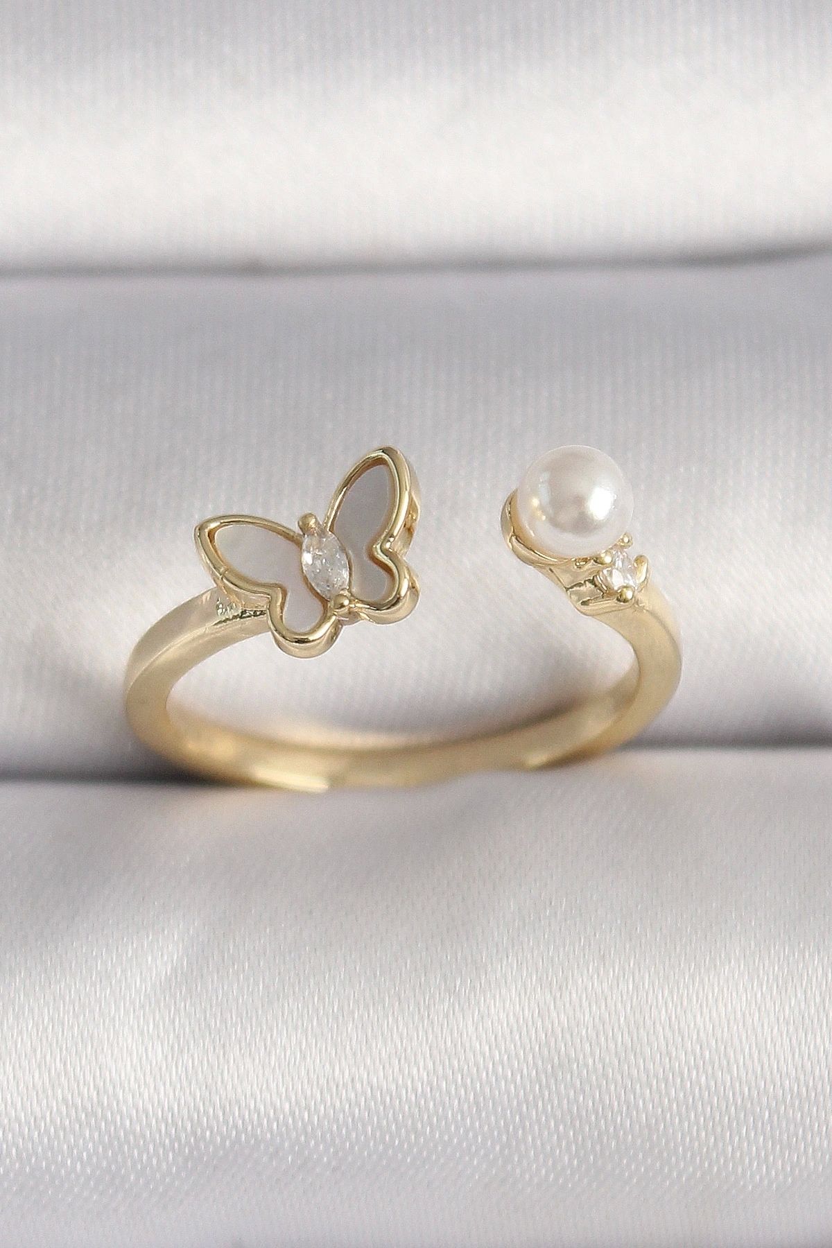 OurStyles Pirinç Gold Renk Zirkon Taş Detaylı Beyaz Mineli Kelebek Model İnci Detay Ayarlanabilir Yüzük - TJ-B