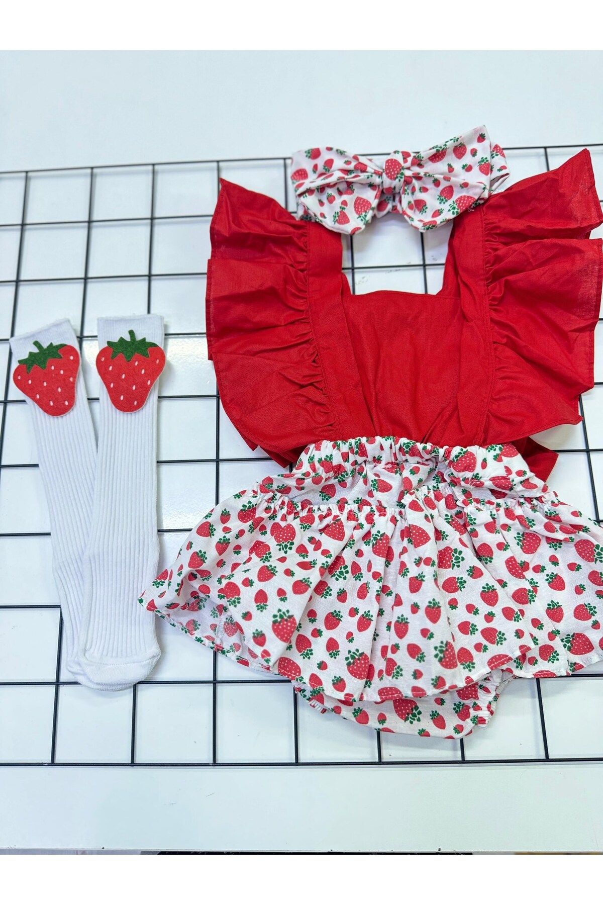 ŞAPKAKİDS ÇİLEK SLOPET BANDANA VE ÇORAP SET
