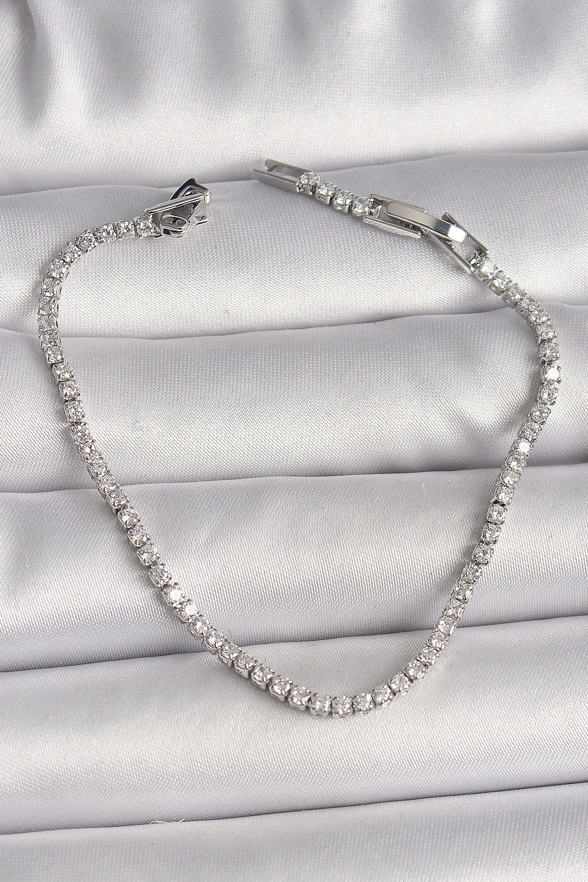OurStyles Pirinç Gümüş Renk Su Yolu Zirkon Taşlı Model Kadın Bileklik - TJ-BB6723