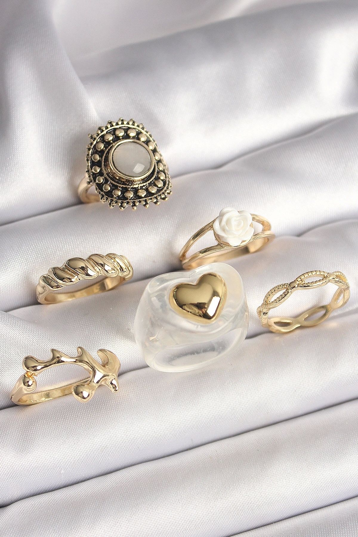 OurStyles Pirinç Gold Renk Beyaz Gül Figür Kalp İşlemeli Sarmal Detay 6'Lı Kadın Yüzük Seti - TJ-BYK3639