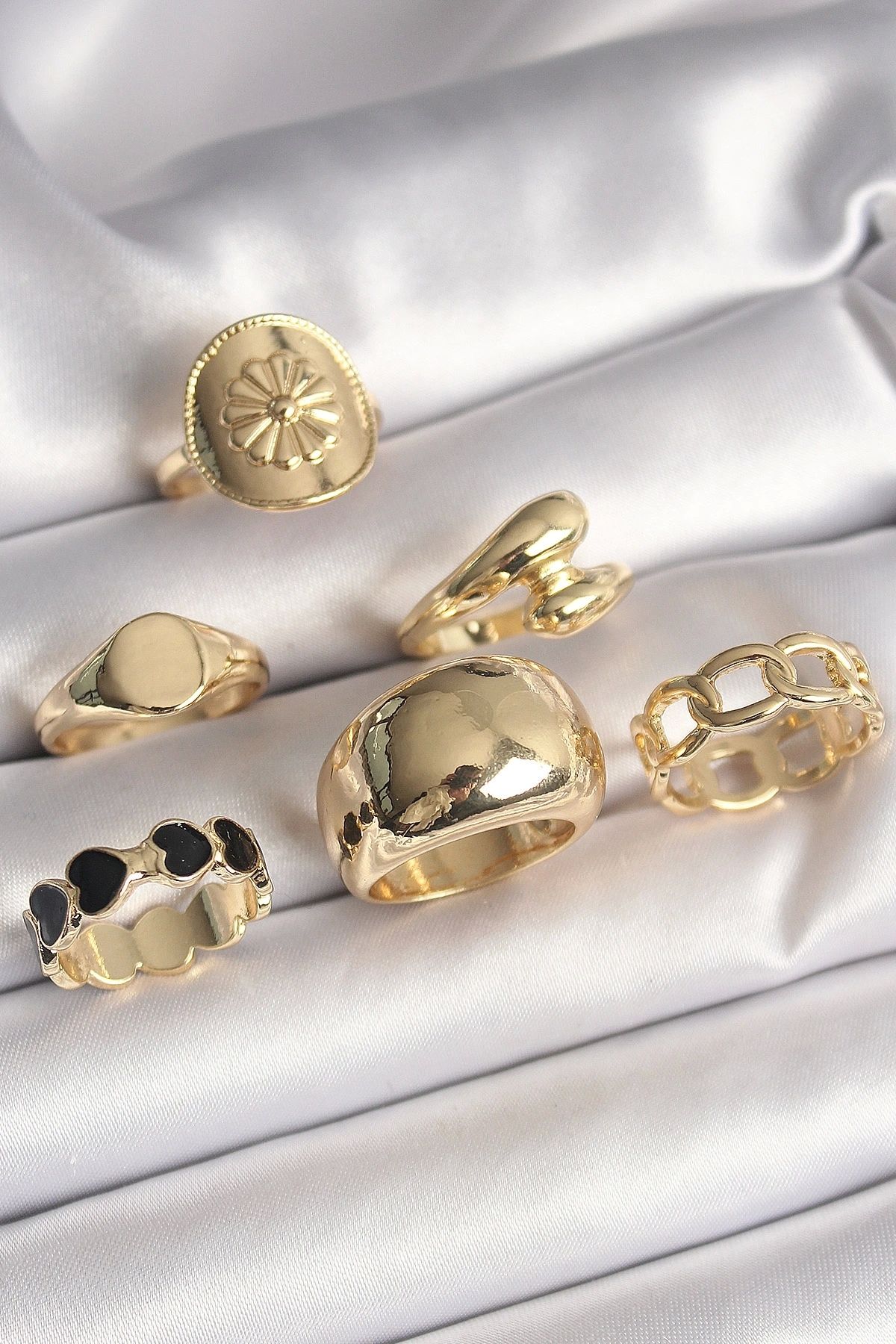OurStyles Pirinç Gold Renk Çiçek İşlemeli Siyah Kalpli Model 6'Lı Kadın Yüzük Seti - TJ-BYK3622