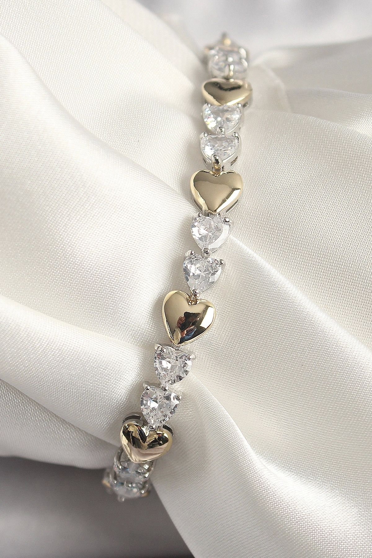 OurStyles Pirinç Gümüş Renk Zirkon Taşlı Gold Kalpli VIP Seri Kadın Bileklik - TJ-BB6718